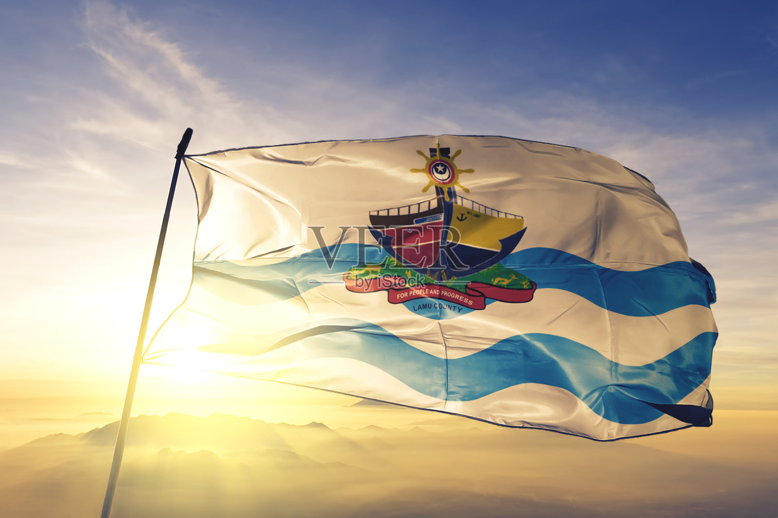 肯尼亚拉木县的旗帜、纺织布、织物在日出的薄雾上飘扬照片摄影图片