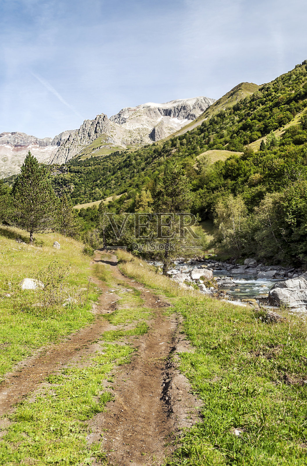 山谷中的河流照片摄影图片