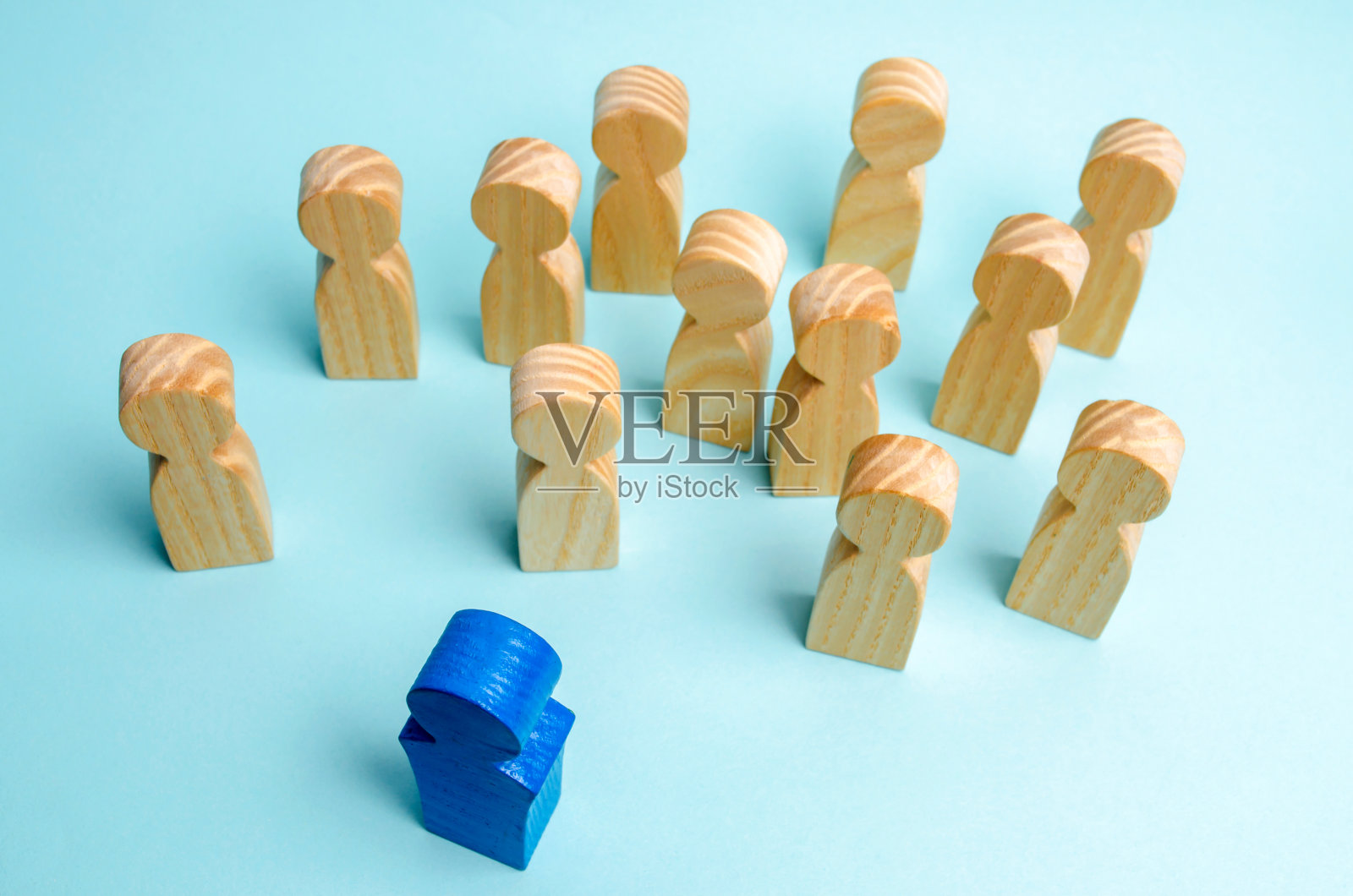 领导者与团队沟通并给出指示。商业计划和目标设定。团队合作。团队精神。人力资源管理。解雇解雇雇员职位晋升。照片摄影图片