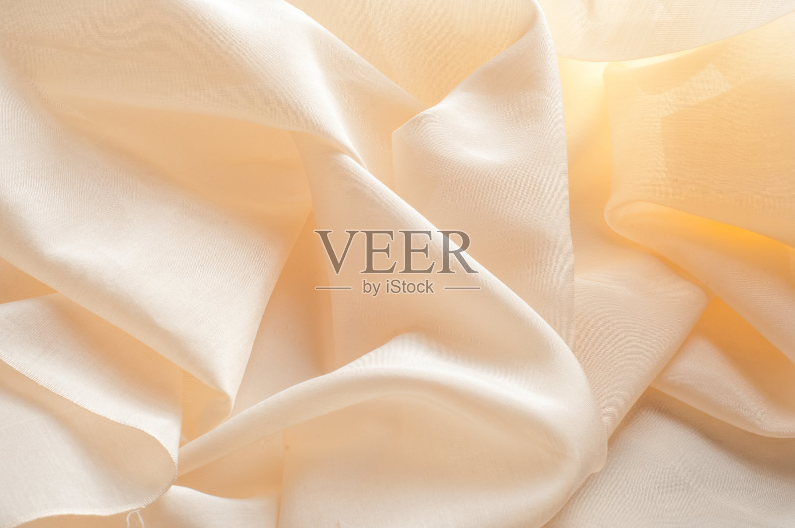 纹理背景图案布丝软霜。完美主义者的织物-绝对最好的质量100%纯丝薄纱在美丽柔软的奶油。对于新娘的面纱来说，它是最理想的面料照片摄影图片