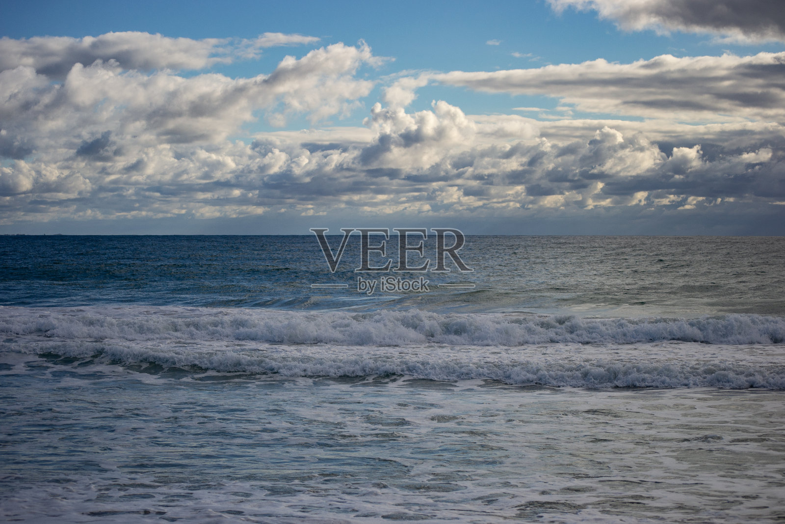 在一个多风的日子里充满了海浪的柏斯北部的海滩景观照片摄影图片