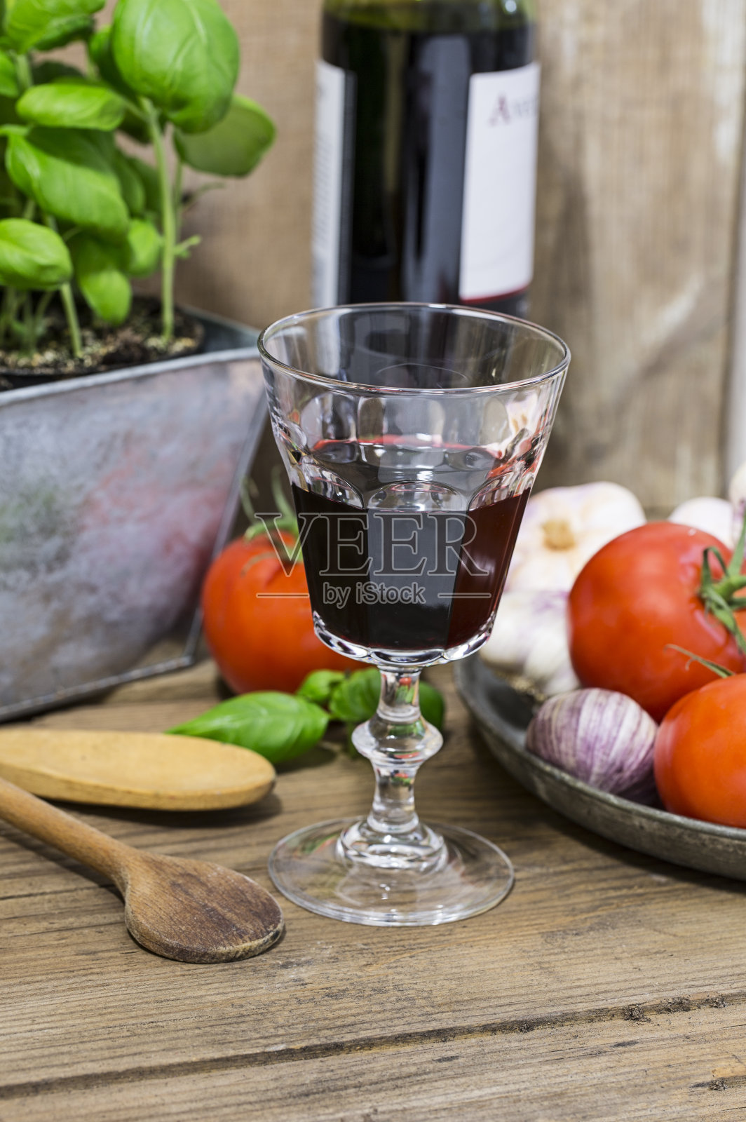 红酒和意大利菜照片摄影图片