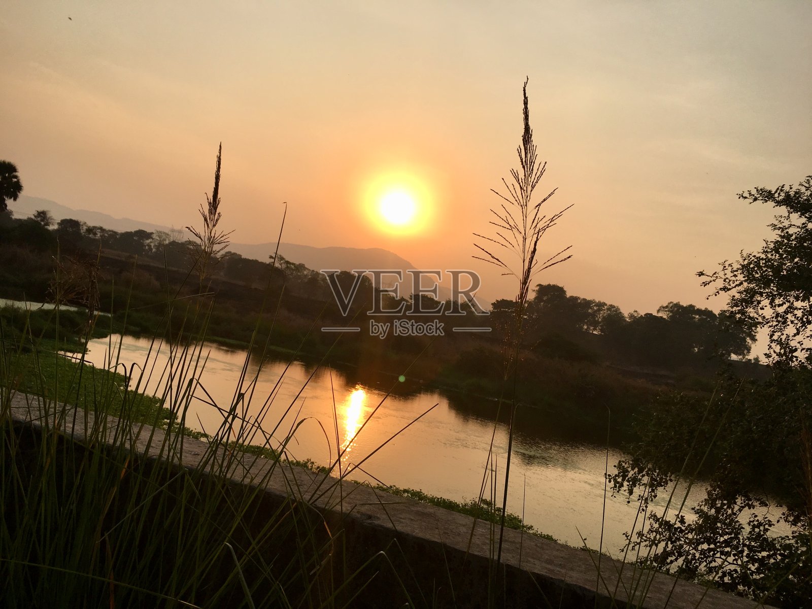 日落河附近照片摄影图片