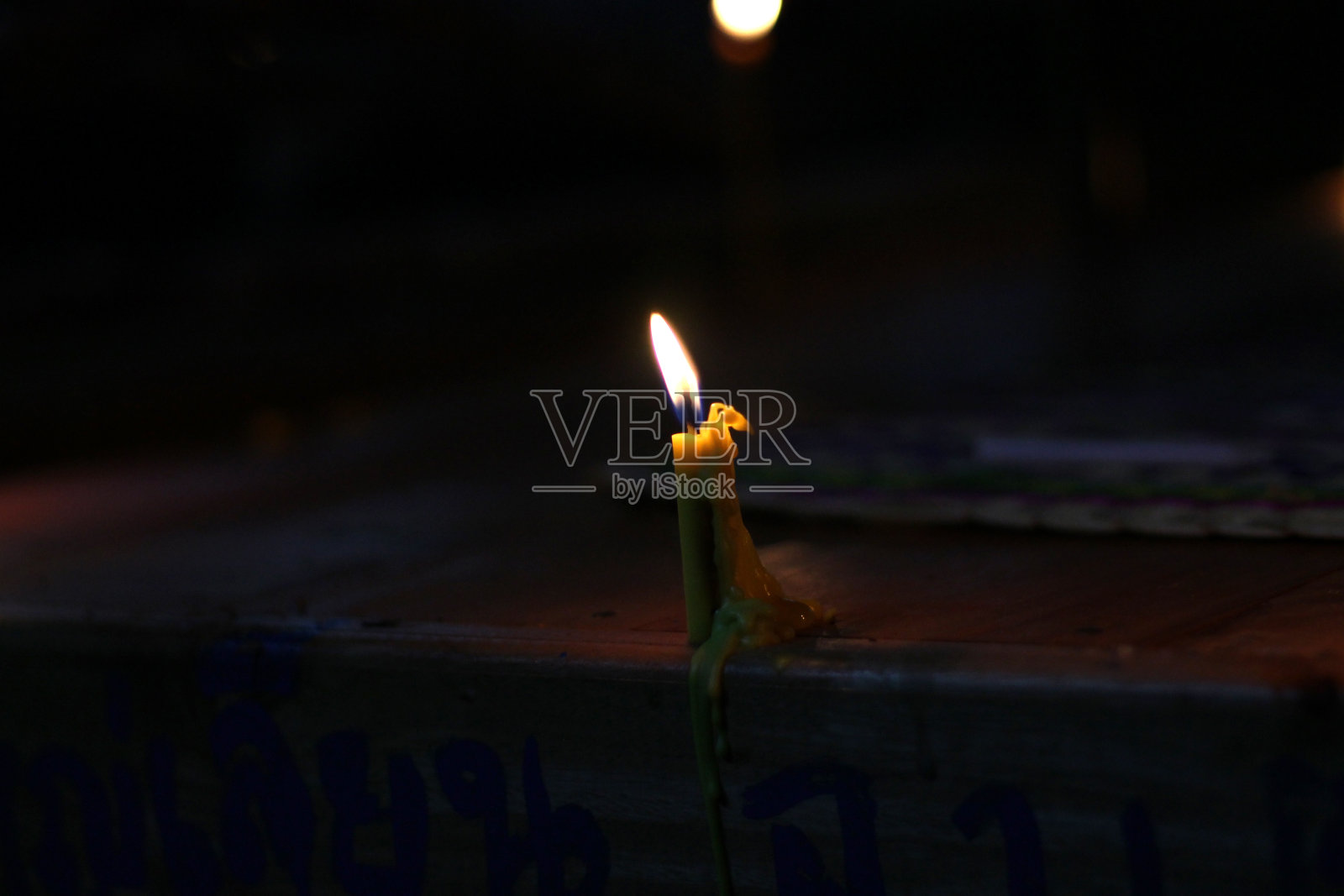 蜡烛在黑色的背景上明亮地燃烧着照片摄影图片