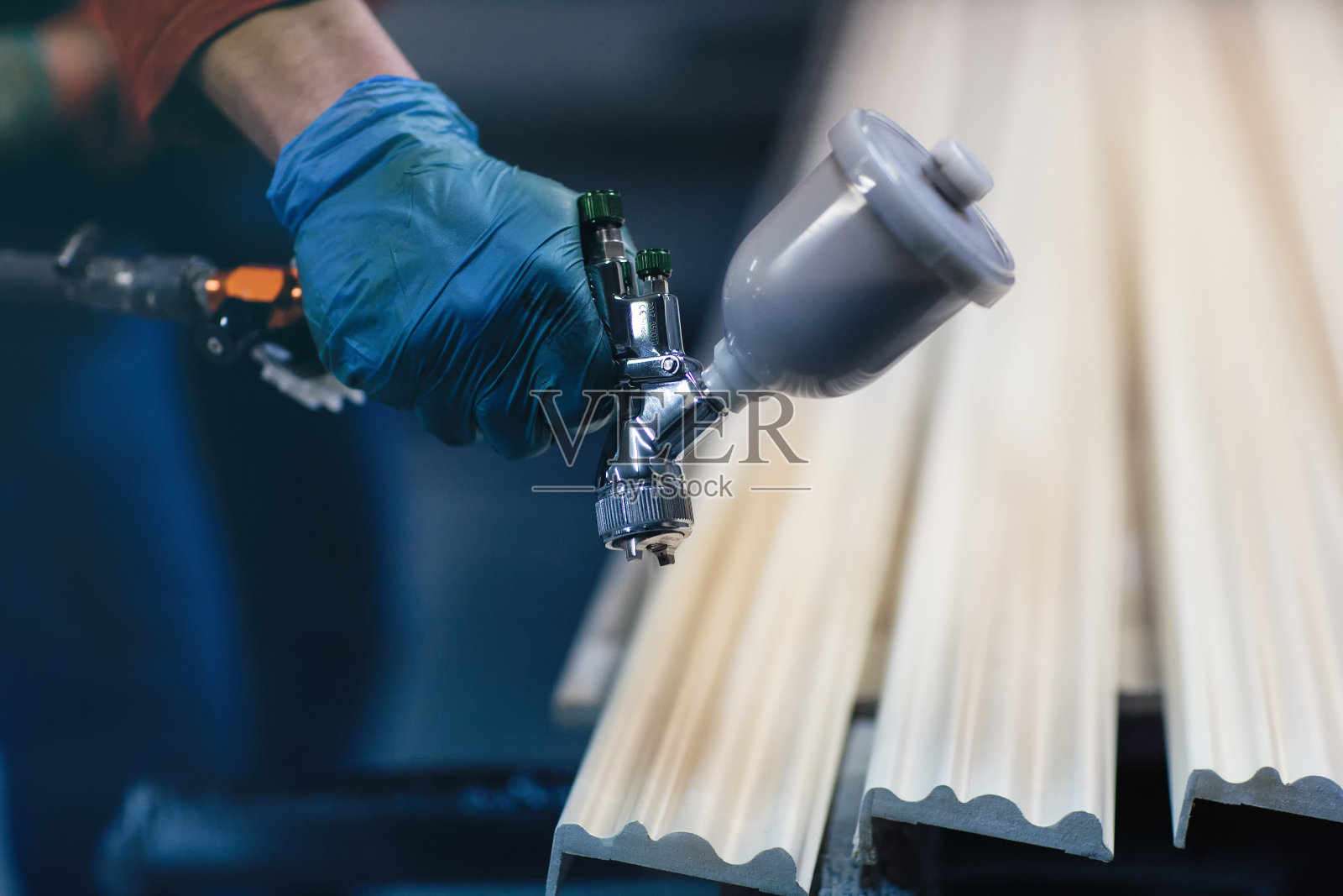 用自动喷雾器喷涂木条照片摄影图片