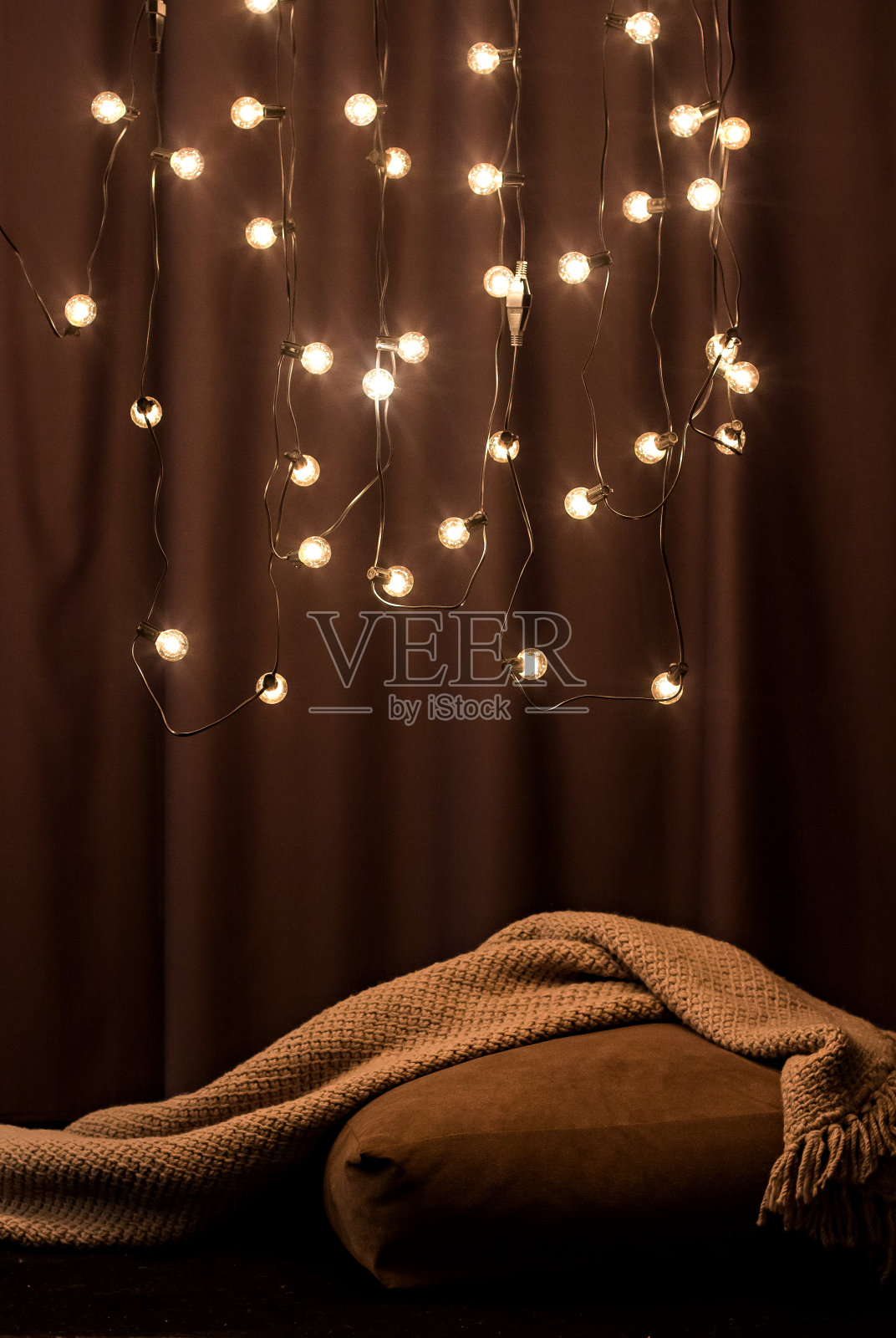 房子里舒适的角落。一盏灯，一个带枕头和毯子的沙发。Hyuugge,舒适的家照片摄影图片