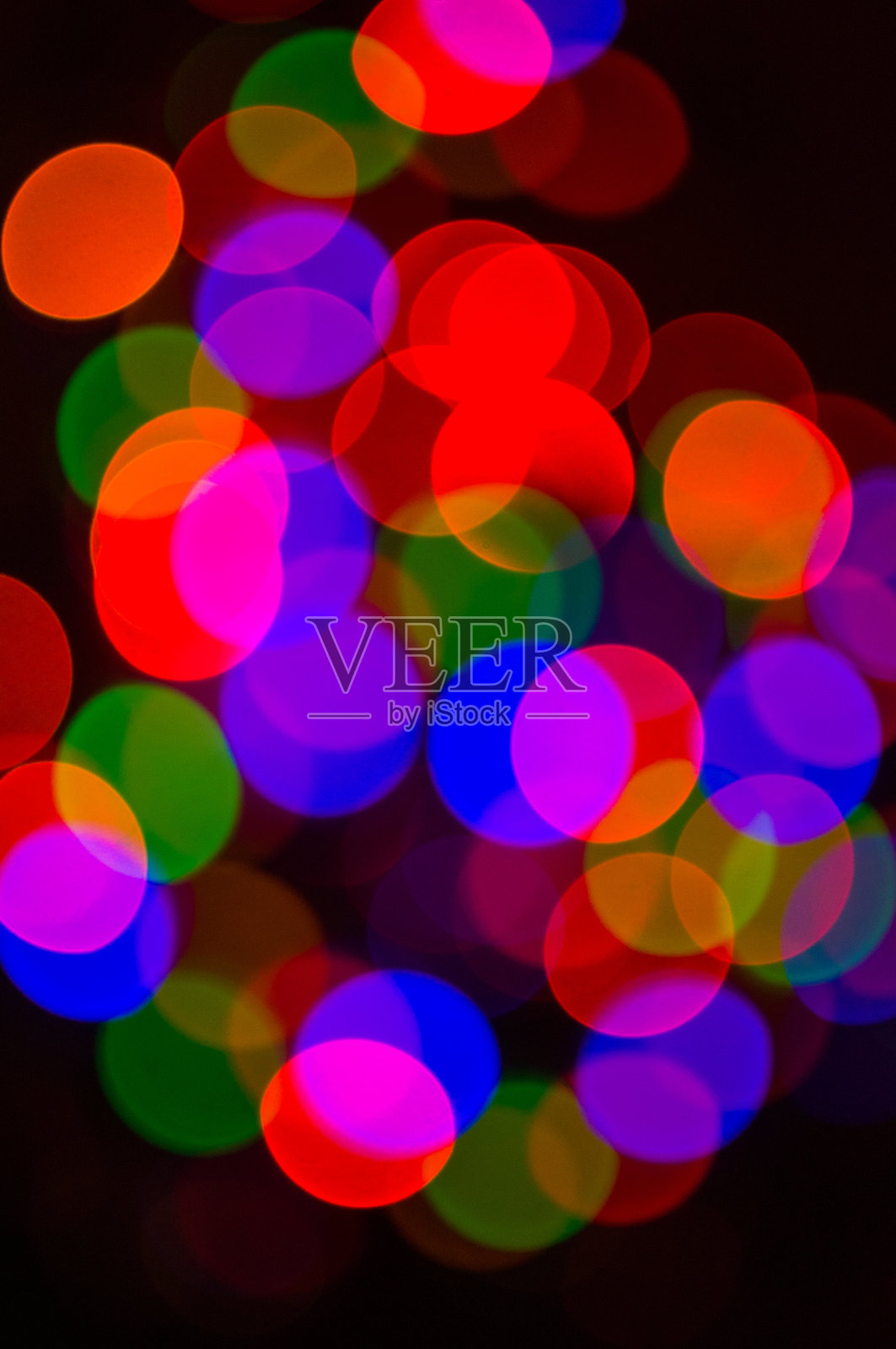 圣诞背景花环与彩灯装饰圣诞树，散置照片摄影图片