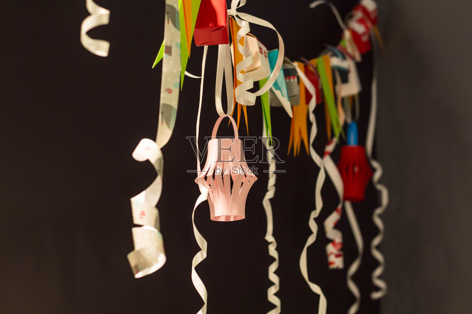 美丽的彩虹彩旗和彩灯挂在房间里照片摄影图片