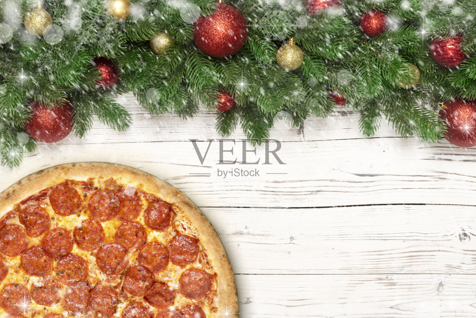 圣诞背景披萨。概念设计披萨香肠与拷贝空间的推广为圣诞节和新年假期照片摄影图片