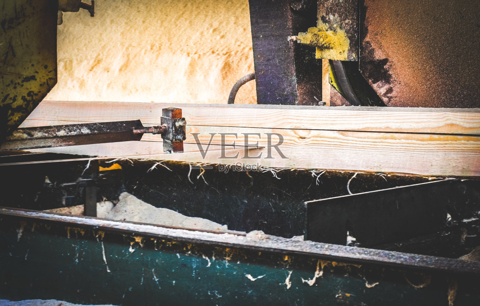 锯木厂。在锯木机加工原木的过程中锯断了木材照片摄影图片