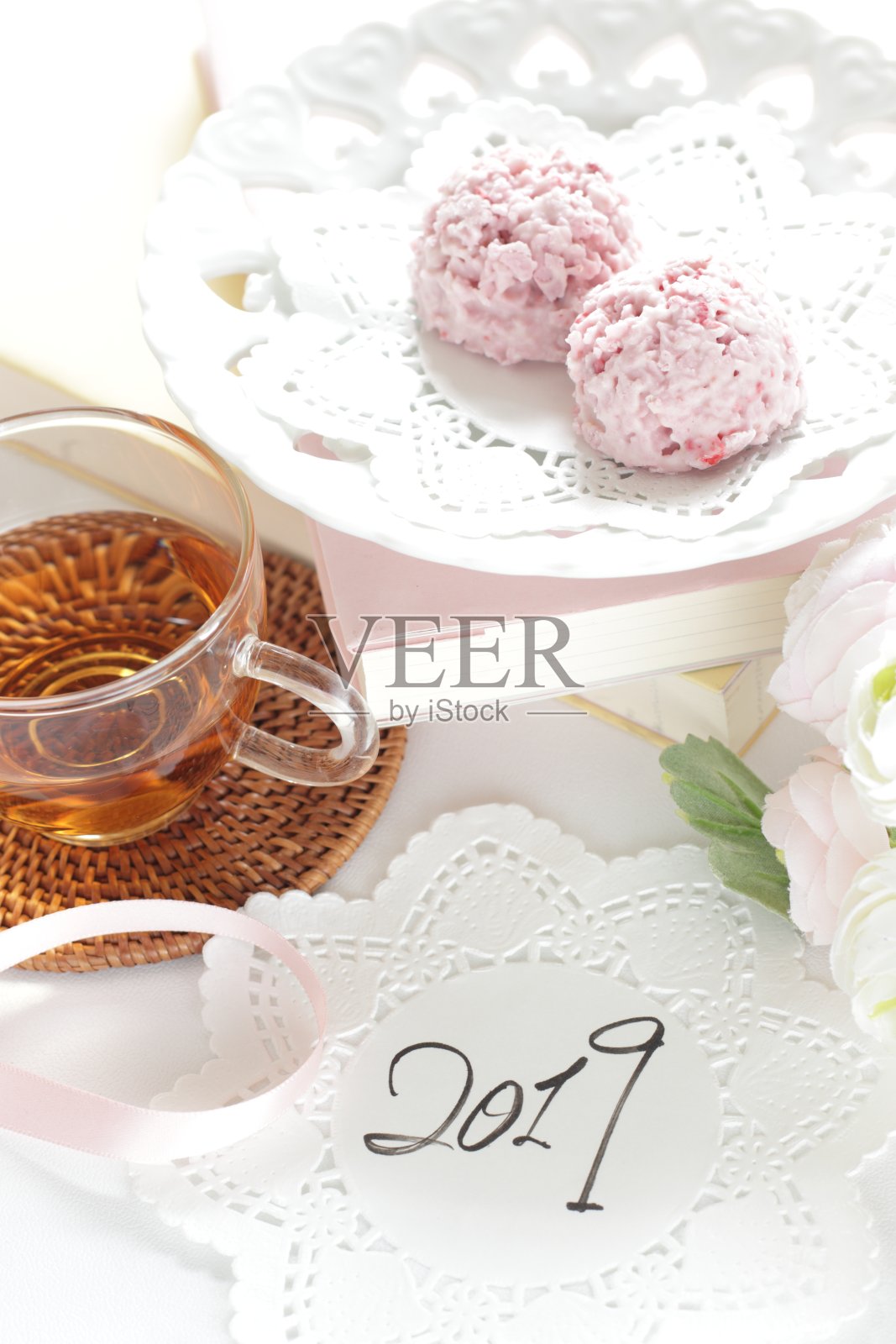 脆草莓巧克力和茶照片摄影图片