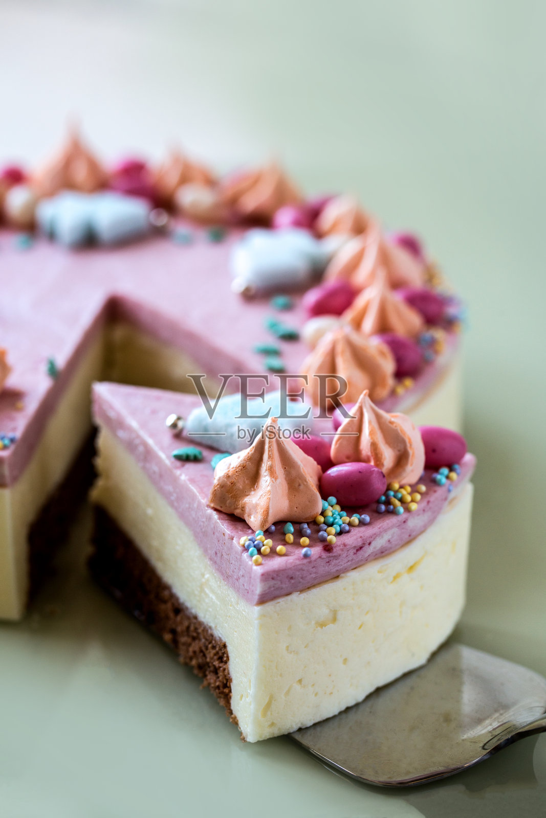 用可食用的圣诞树和糖果装饰的自制蛋糕照片摄影图片