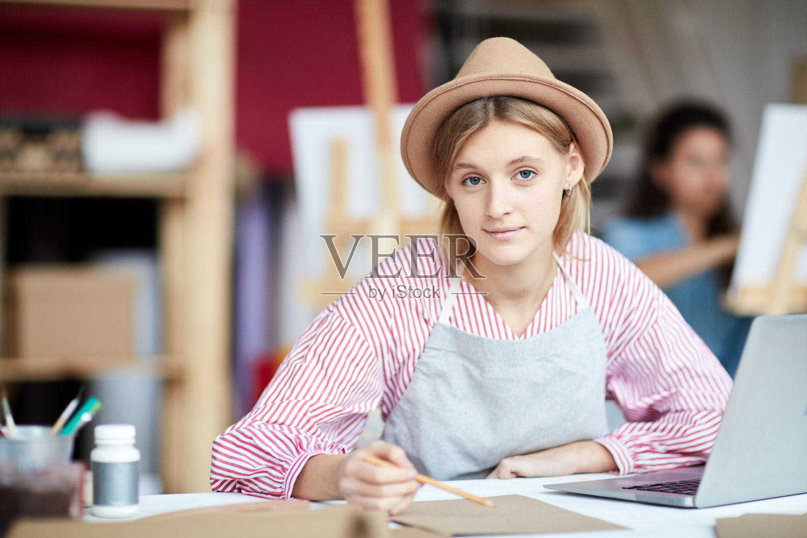 女孩做草图照片摄影图片