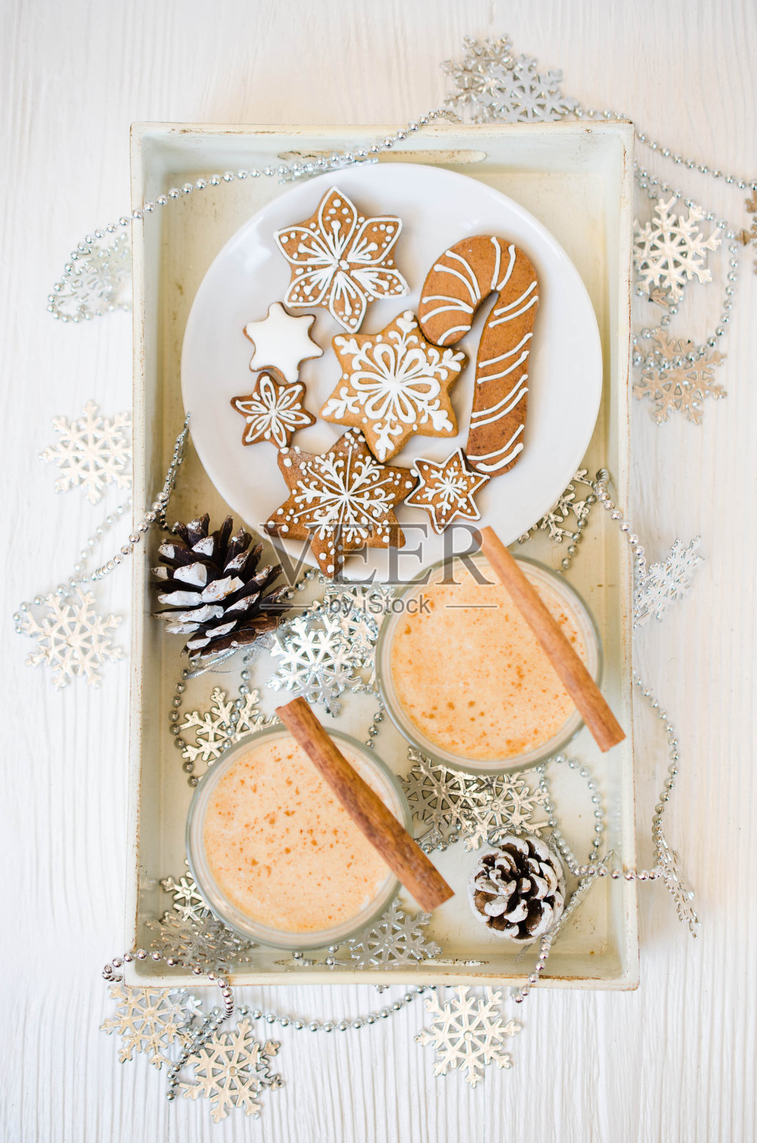 圣诞牛奶鸡尾酒蛋酒与香料和姜饼。照片摄影图片