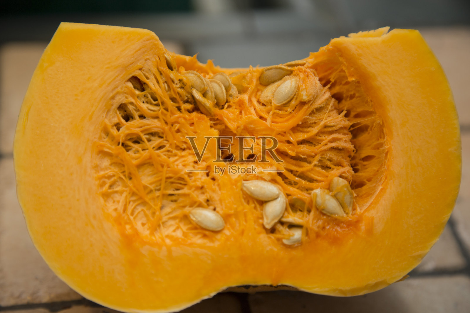 一个橘色南瓜切成两半的水平图像照片摄影图片