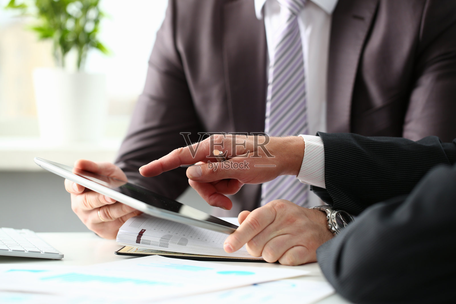 两个商人在看照片摄影图片