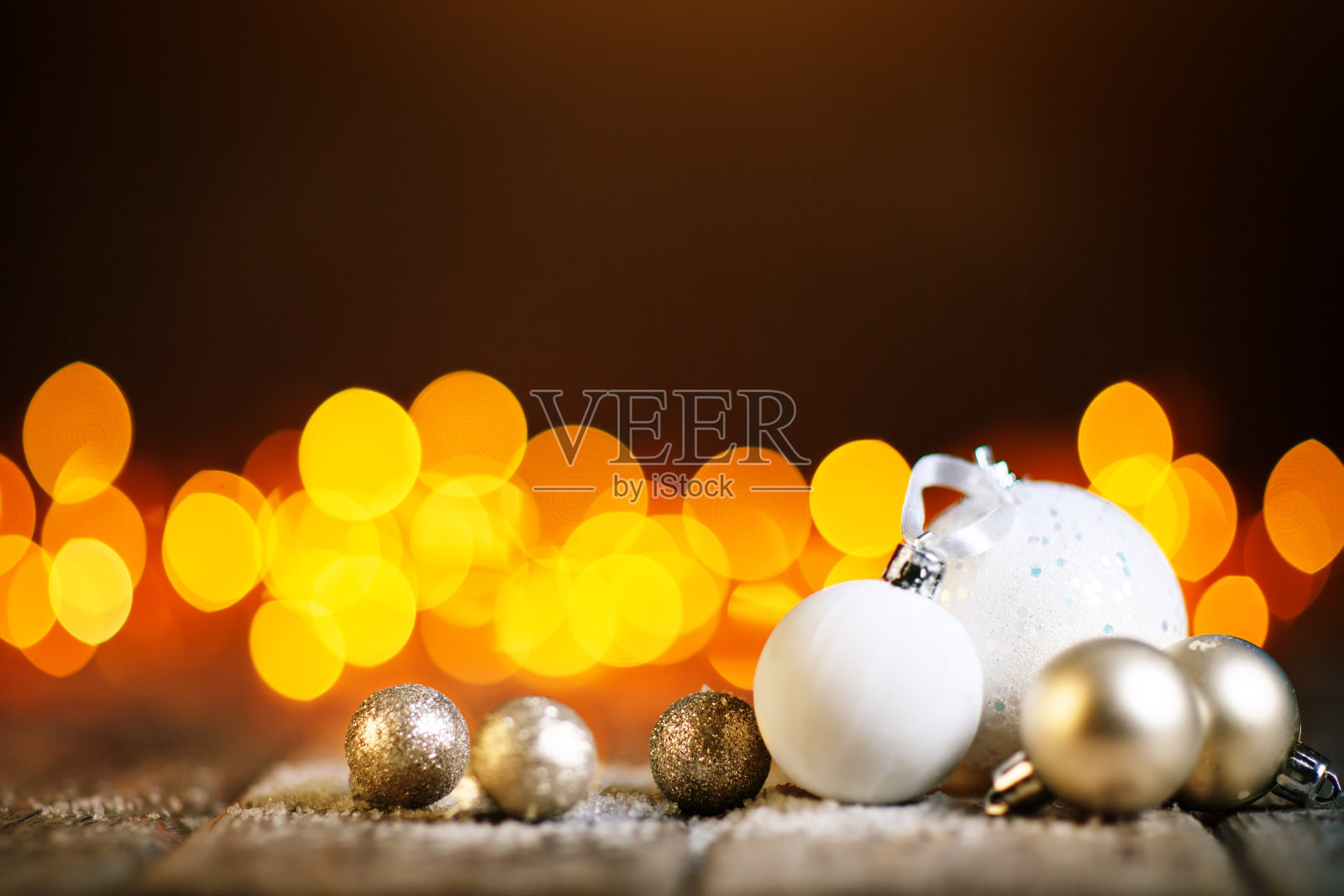 圣诞快乐，恭贺新禧。圣诞玩具木桌上的花环为背景。有选择性的重点。水平的。照片摄影图片