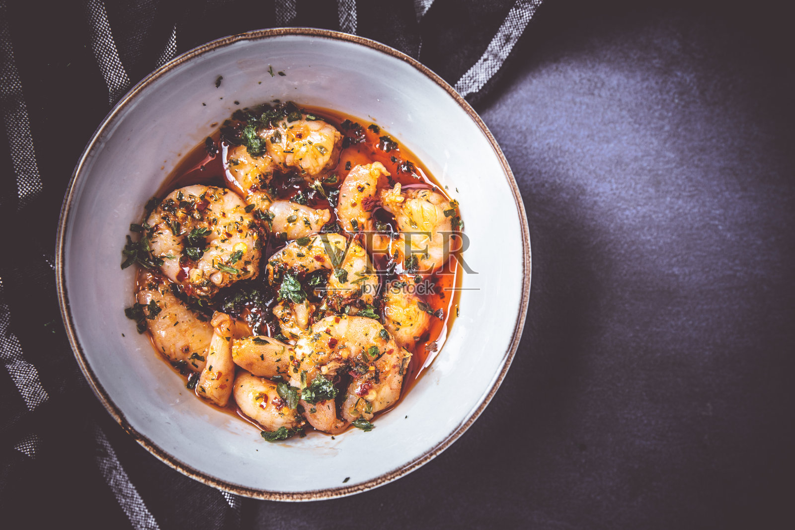 辣椒小虾配香草照片摄影图片