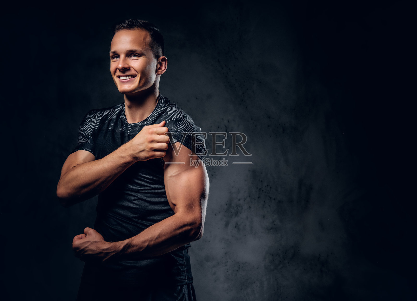 男人会露出他的肌肉。照片摄影图片