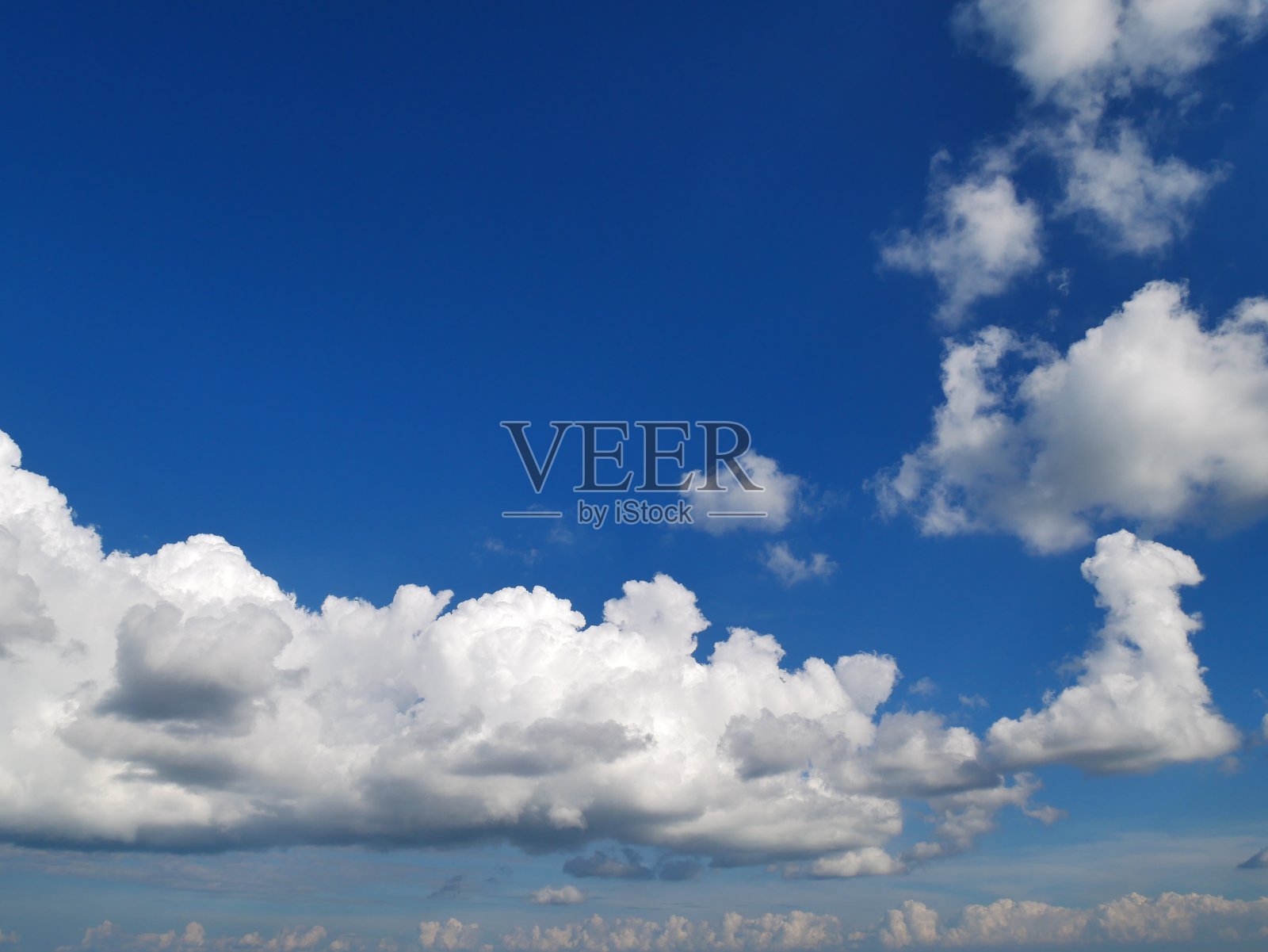 清澈的蓝天和白云的背景照片摄影图片