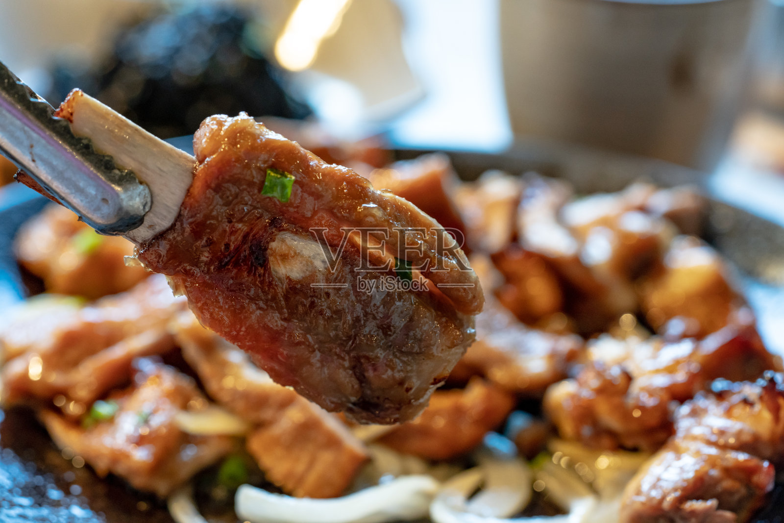 卤汁烤排骨在烤架上烤至变软。照片摄影图片