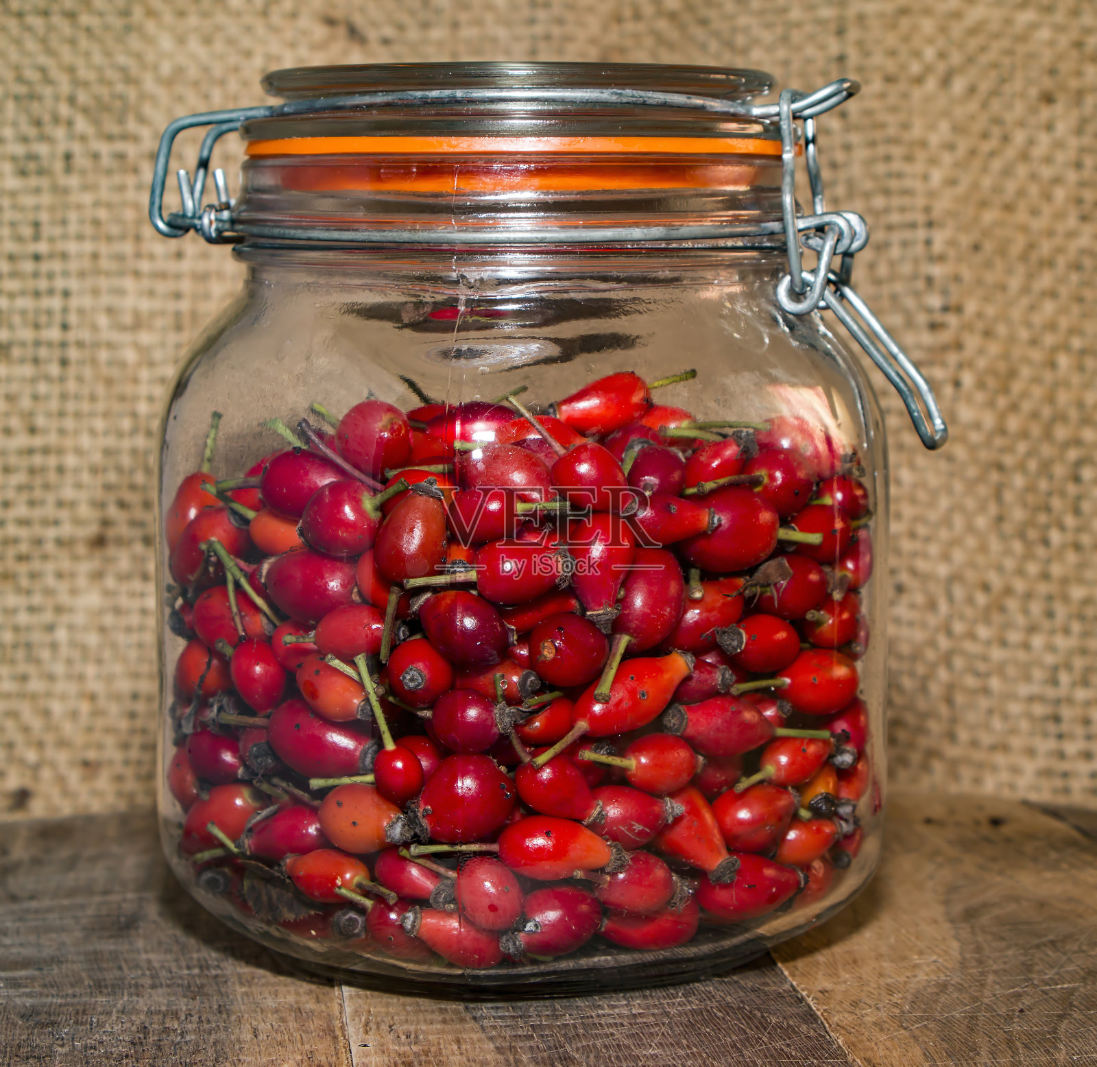 罐装新鲜的玫瑰果隔离在麻布上照片摄影图片