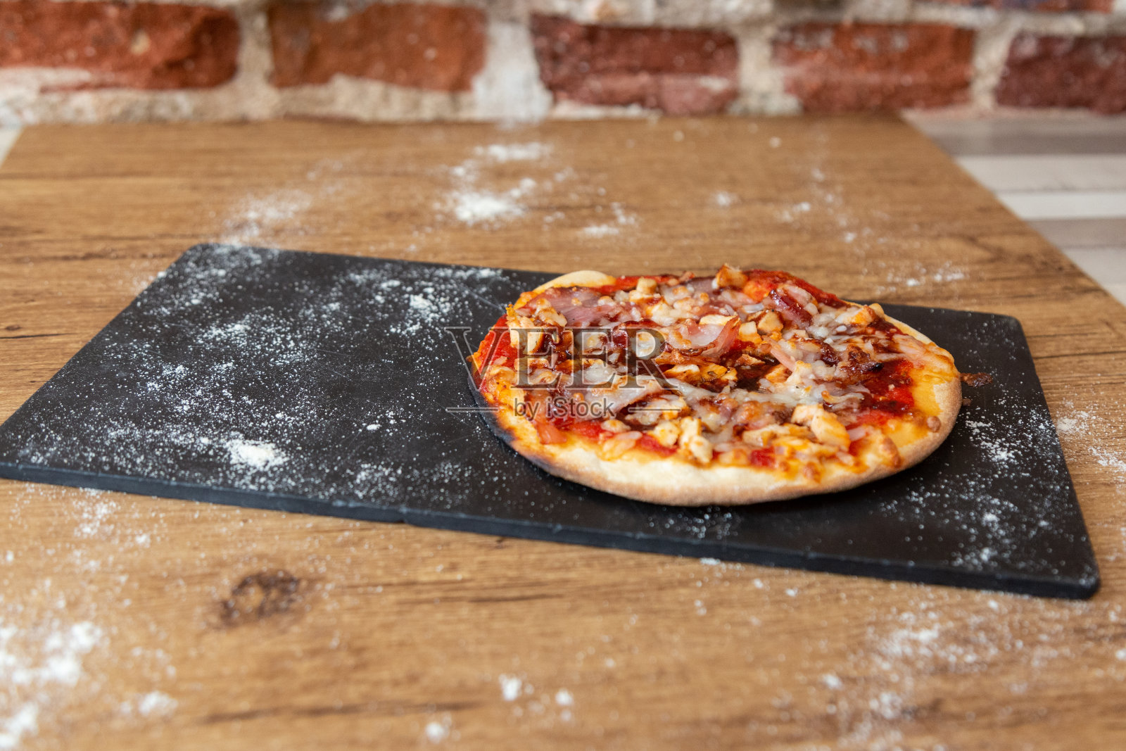 烤披萨在黑板上用面粉装饰照片摄影图片