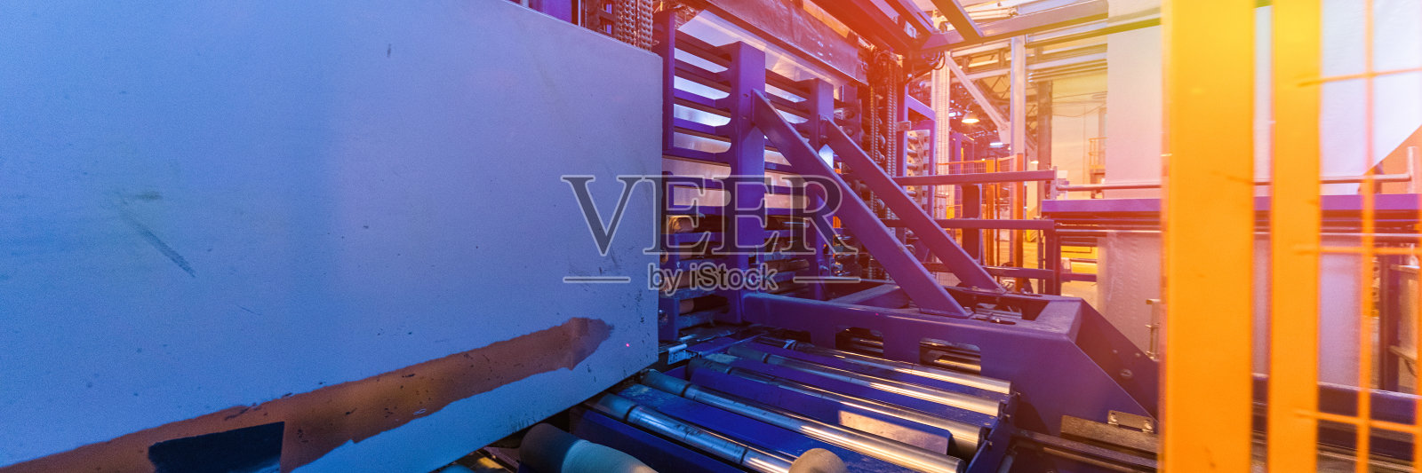 具有制造背景的玻璃纤维生产工业设备照片摄影图片