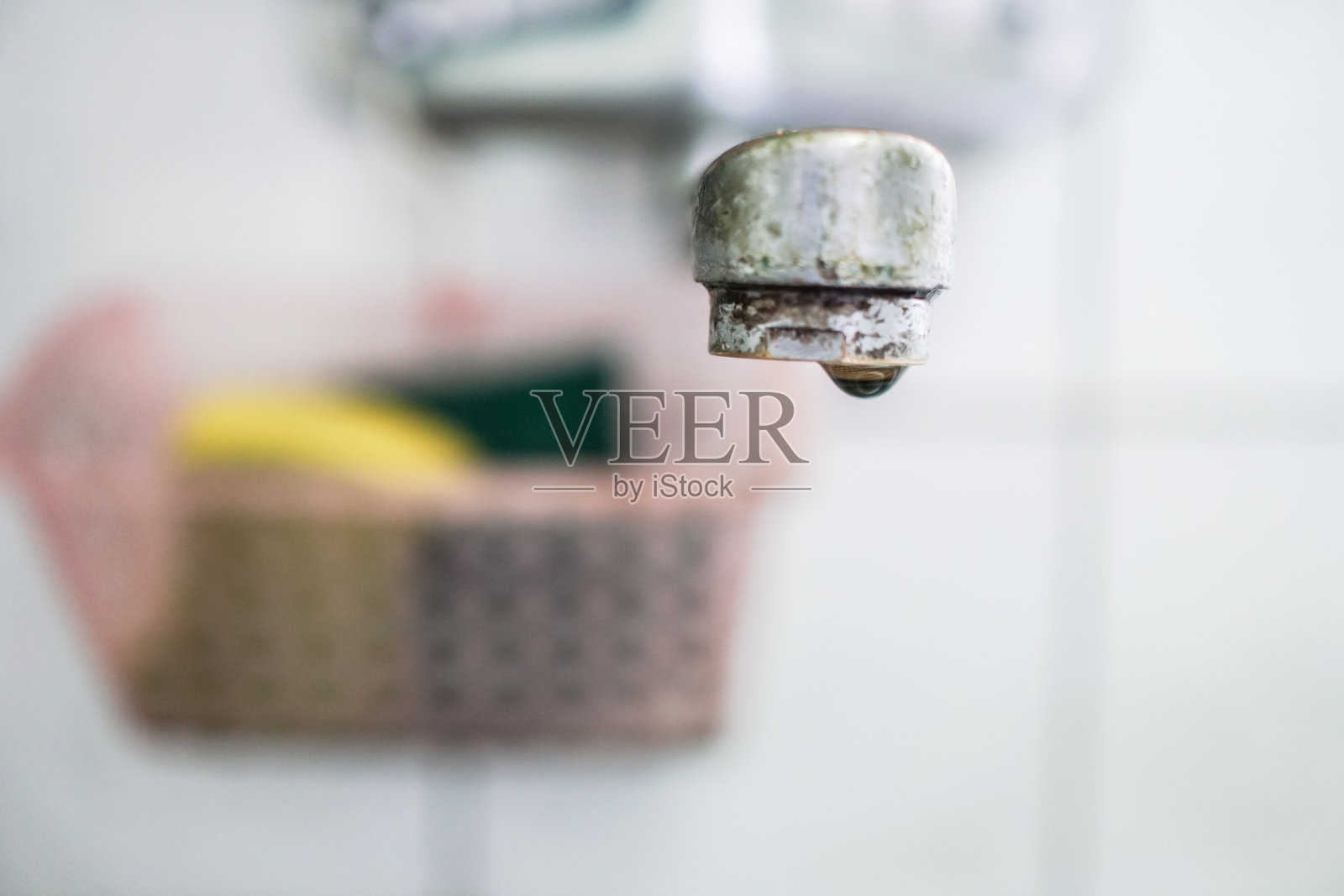 有水的水龙头，关闭。照片摄影图片