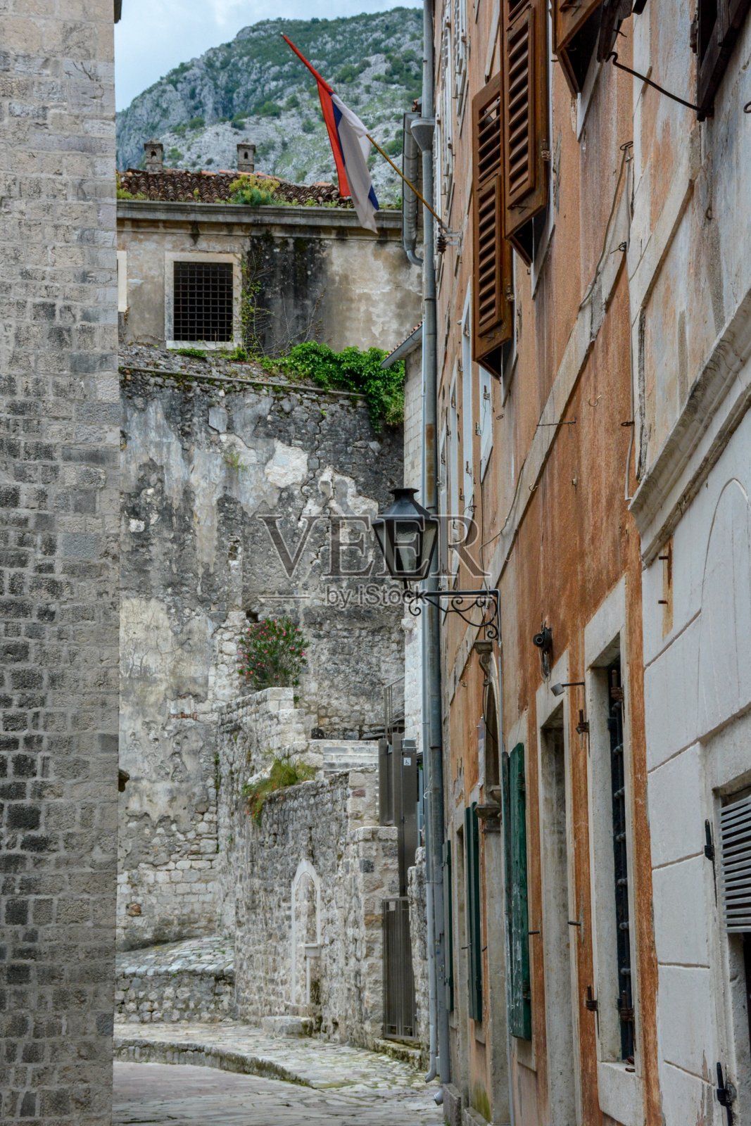 黑山中世纪小镇科托尔的空旷街道。照片摄影图片