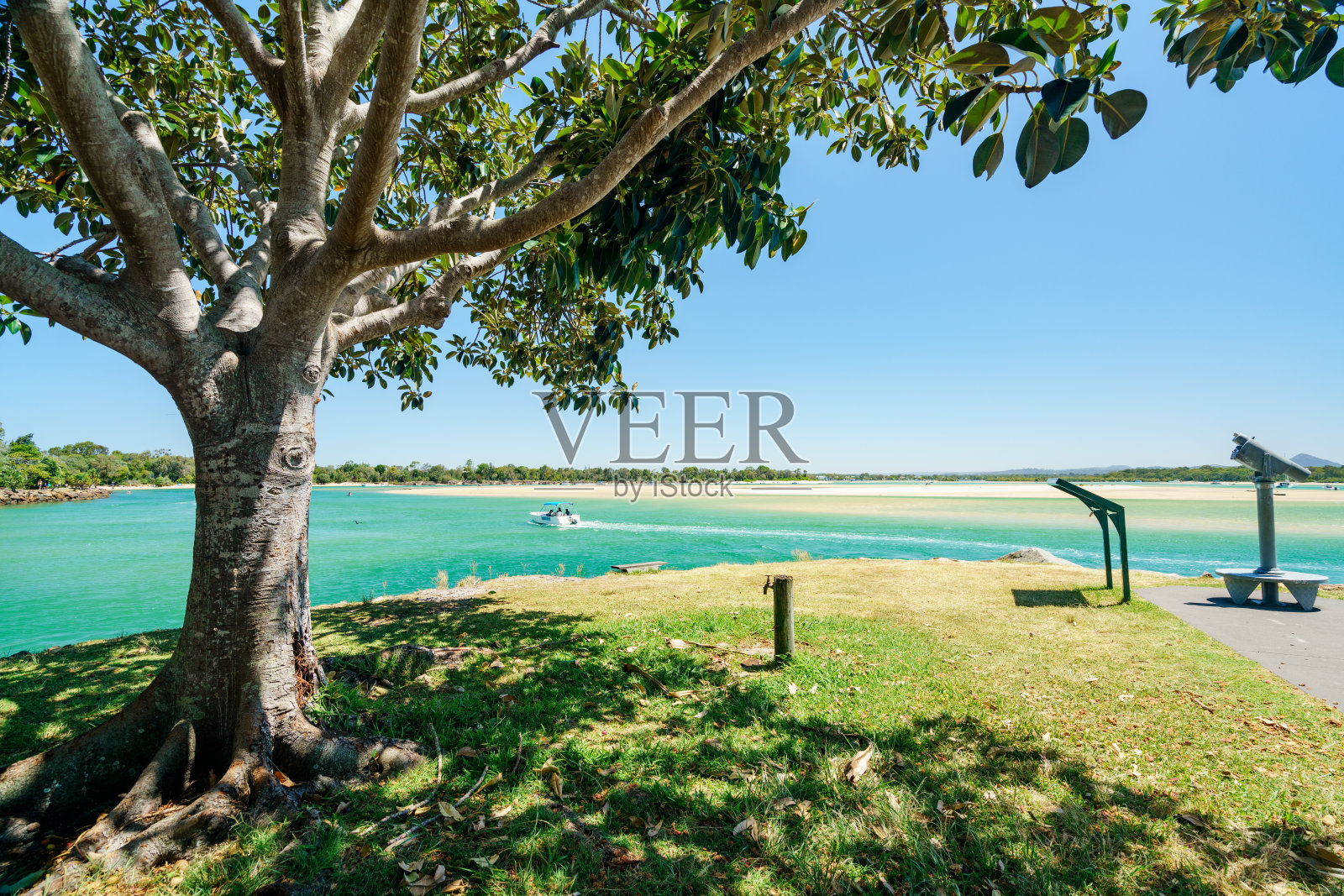 在阳光海岸的努沙河上泛舟，天气晴朗，碧水碧水照片摄影图片