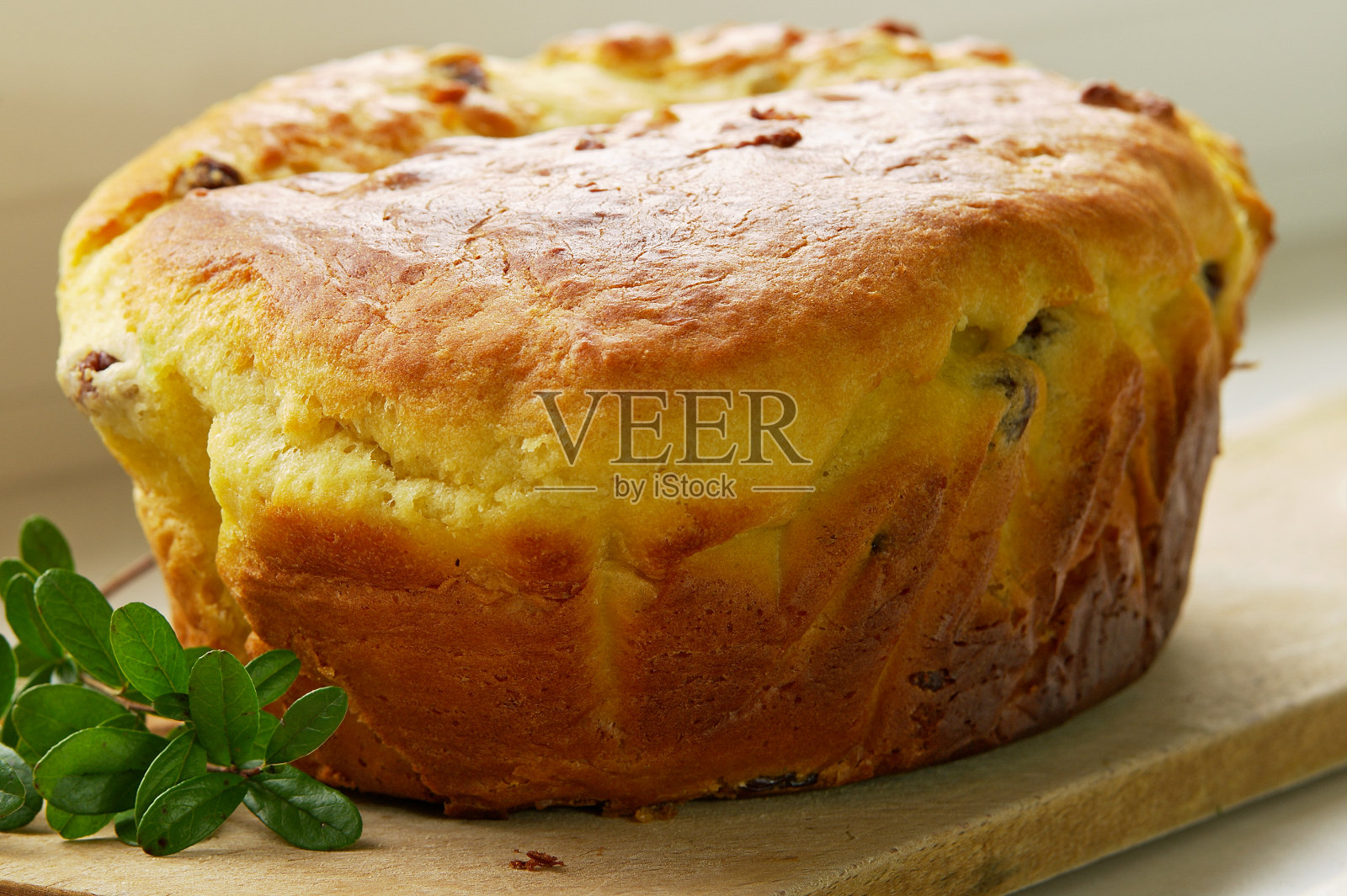 用葡萄干发酵的蛋糕。照片摄影图片