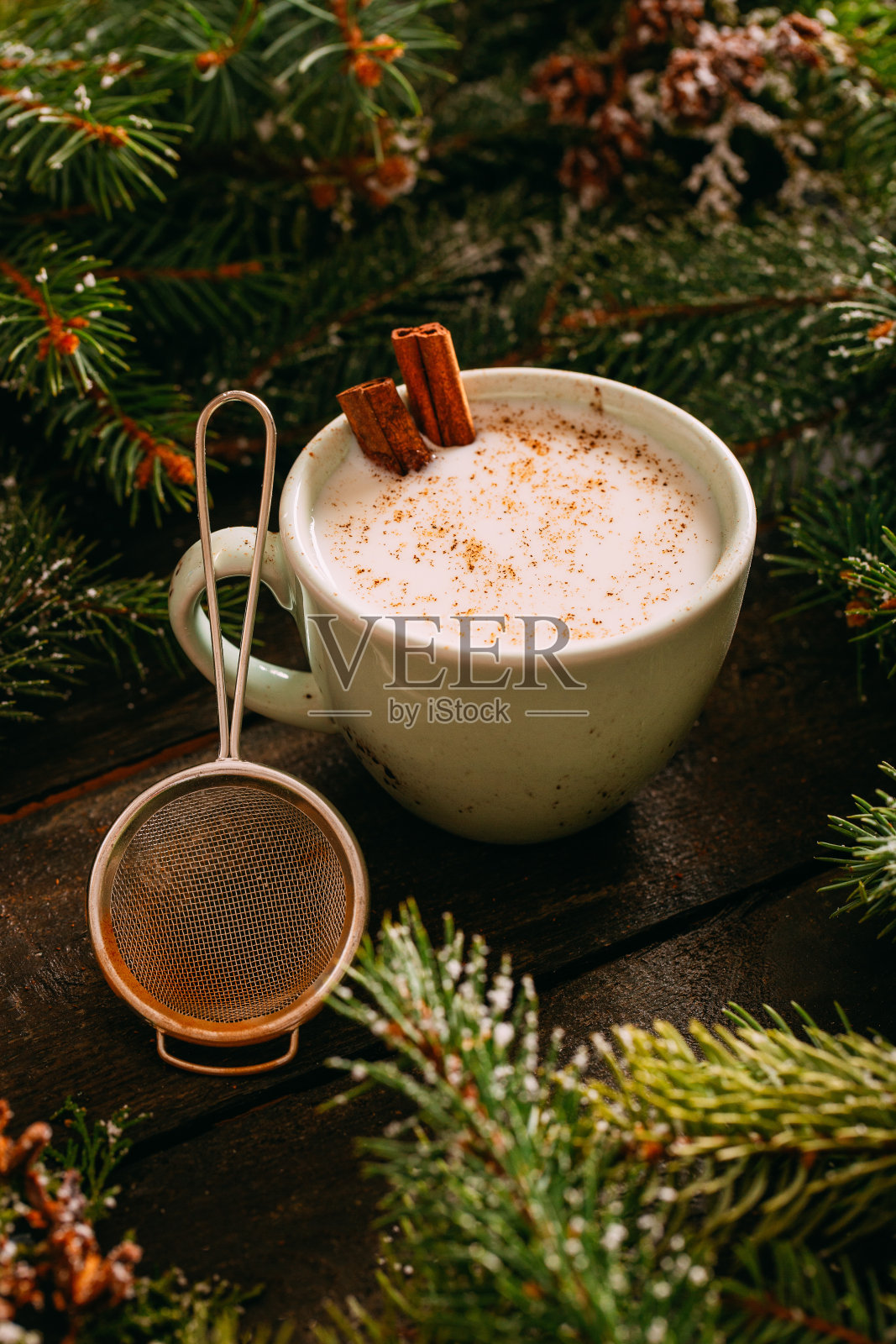 美味的塞勒普和松树饰品照片摄影图片