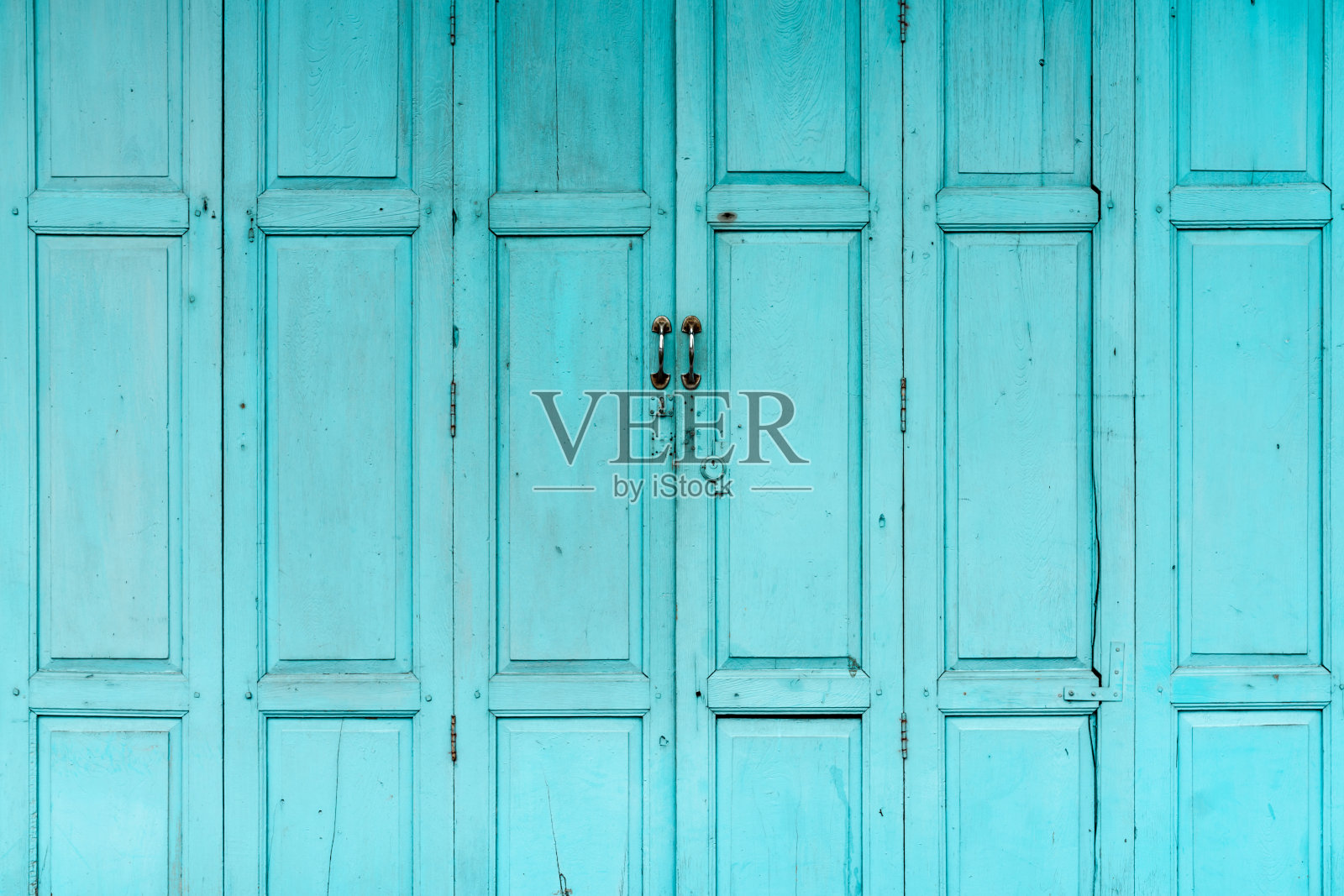 紧闭的绿色或蓝色木门。复古前门抽象背景。废弃的旧房子。老木门纹理。照片摄影图片