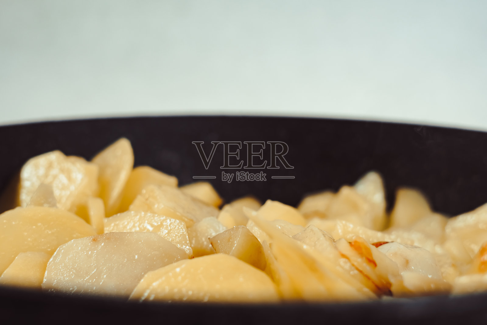 在平底锅里炸土豆照片摄影图片