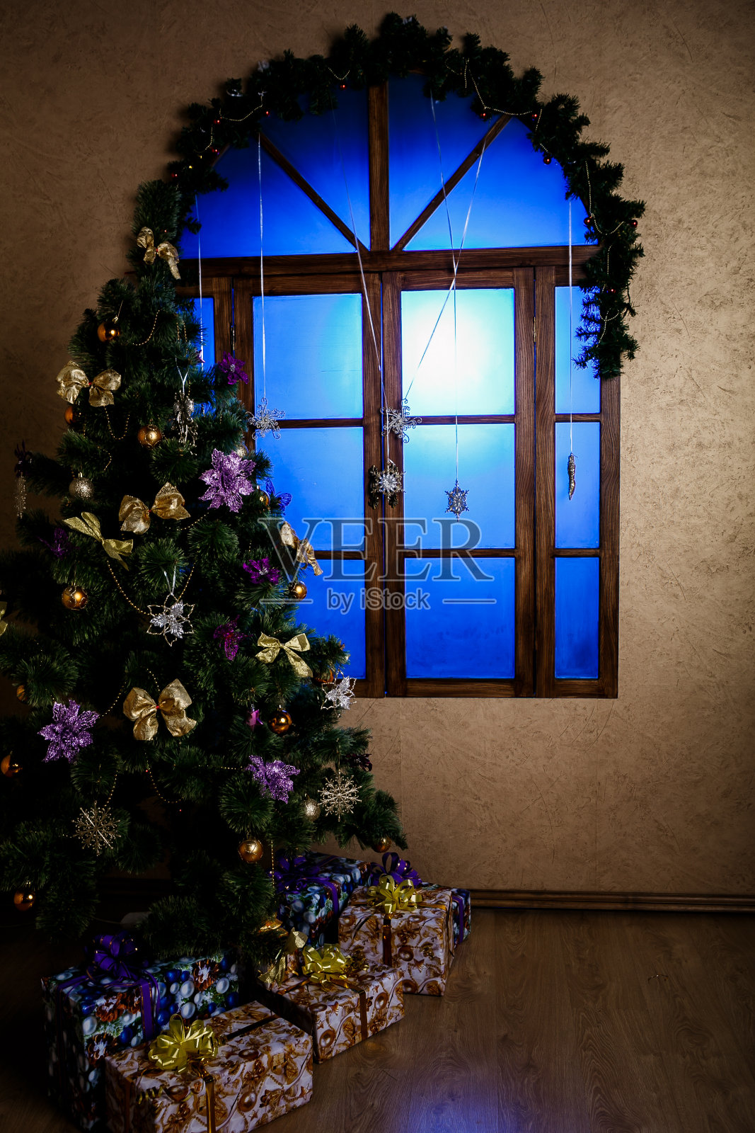 冬天的背景。圣诞快乐，恭贺新禧。圣诞树装饰和蓝色的灯照片摄影图片