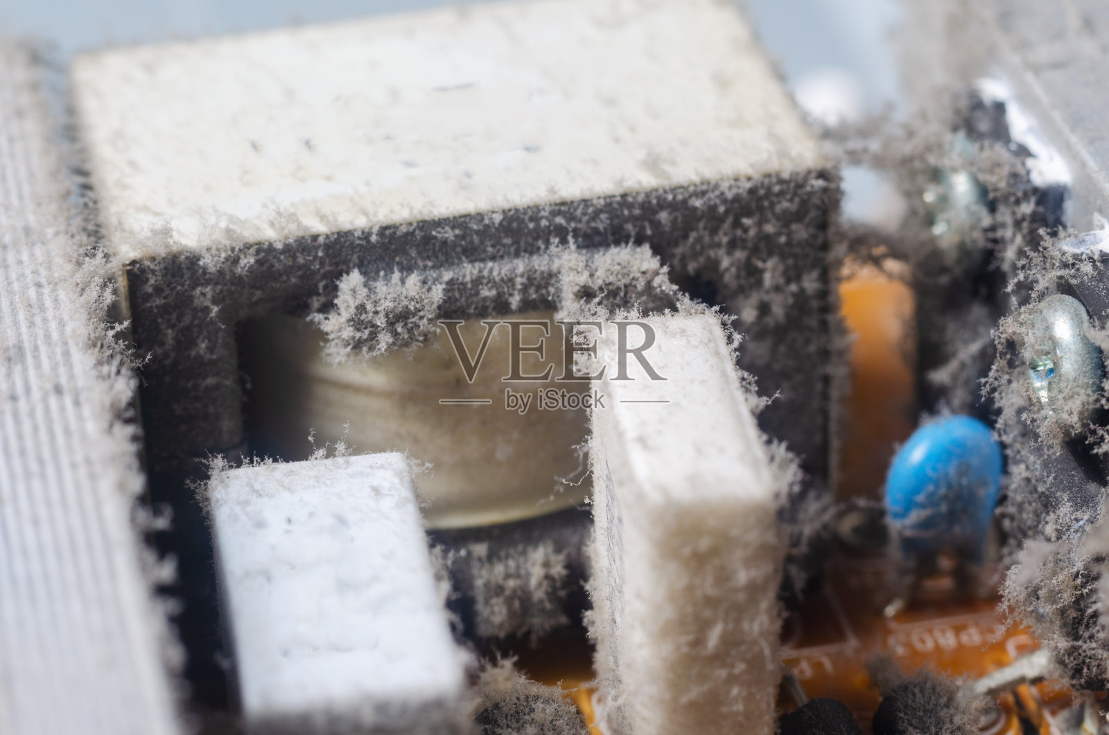 计算机内部的电子元件上覆盖着一层厚厚的灰尘照片摄影图片