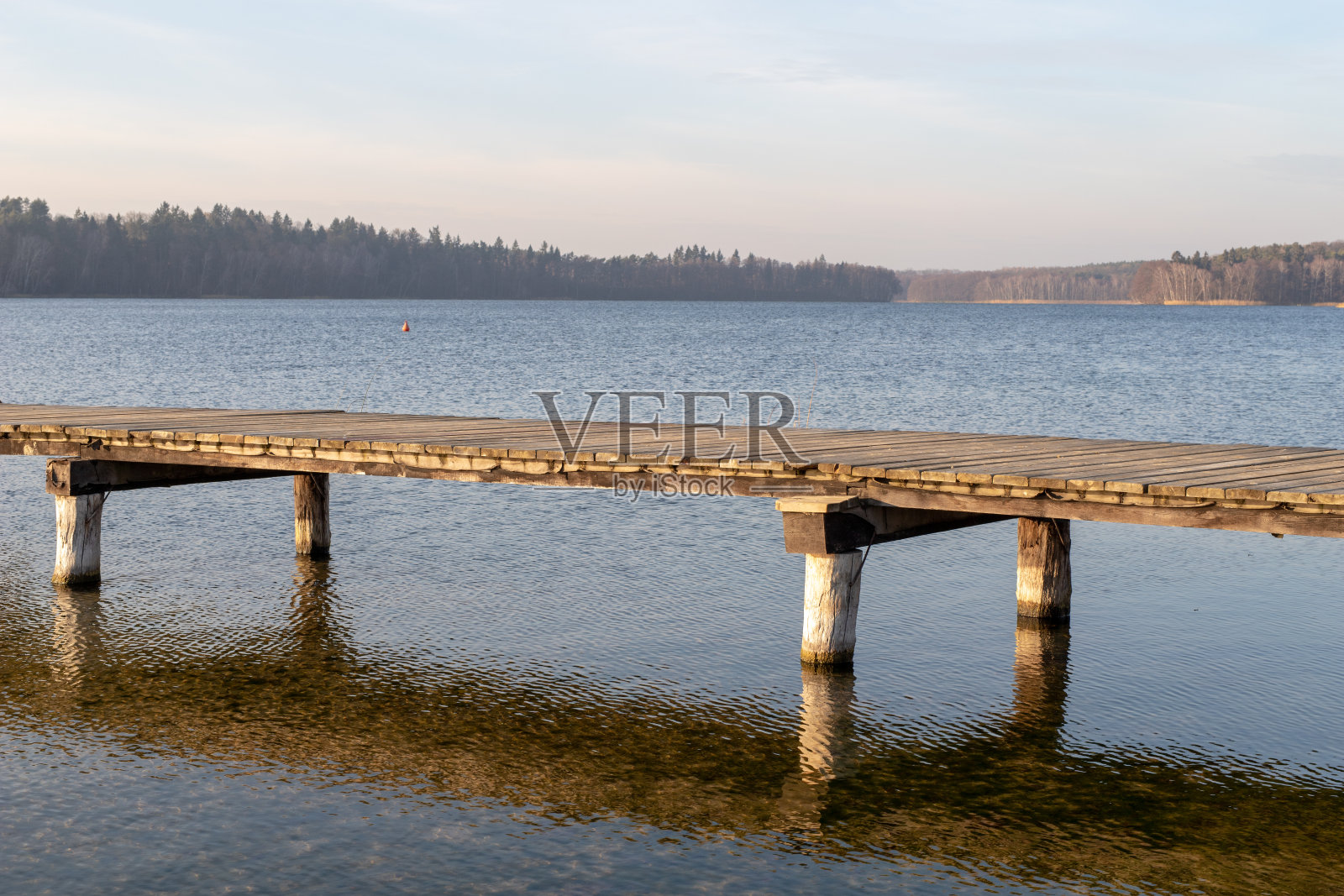 湖面上有一座古老的木桥。旅游季节过后的夏季休闲胜地。秋天的季节。照片摄影图片