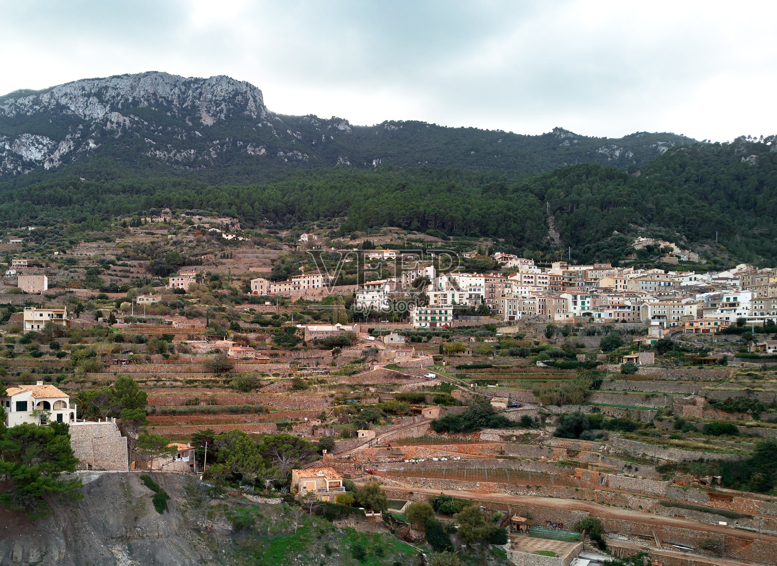 沿海山坡班尼亚布法镇。马略卡岛,西班牙照片摄影图片