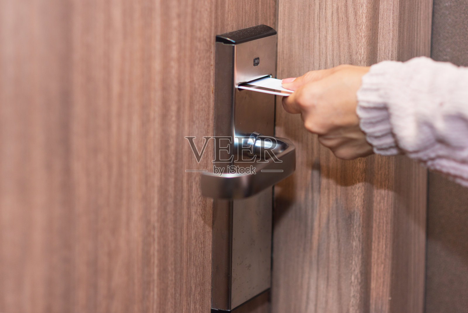 女子手插卡打开酒店大门的电子锁照片摄影图片