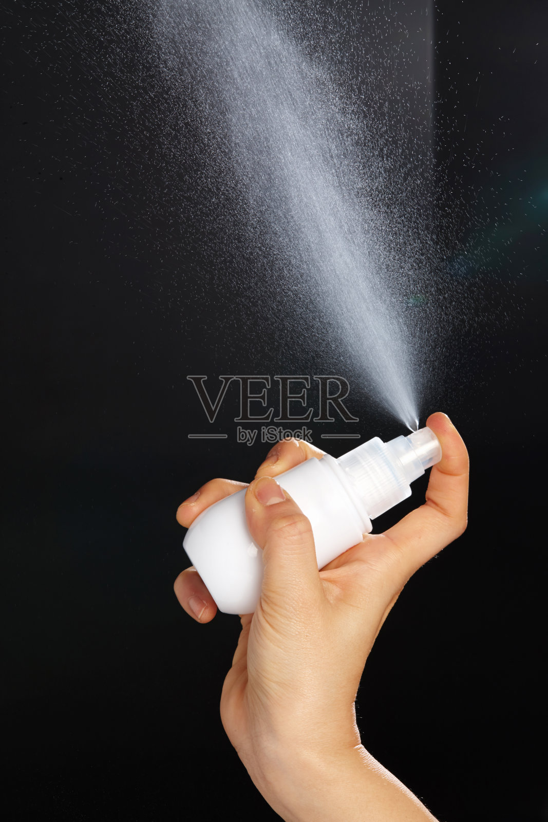 在黑色背景中用喷雾喷射的痕迹照片摄影图片