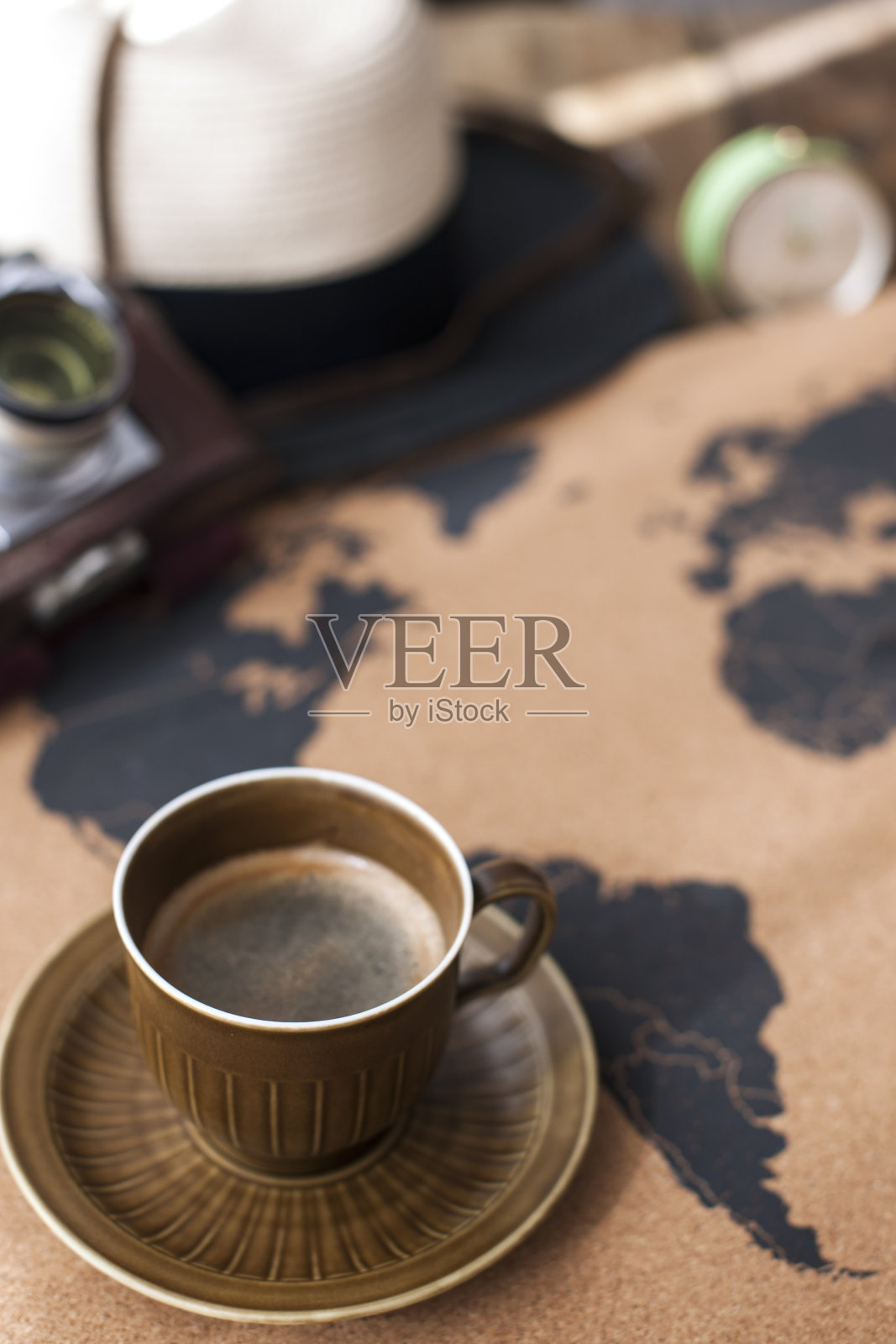 地图上的一杯香喷喷的咖啡，一个旧相机和一个路线计划，一张复古照片。旅行和度假。副本的空间。照片摄影图片