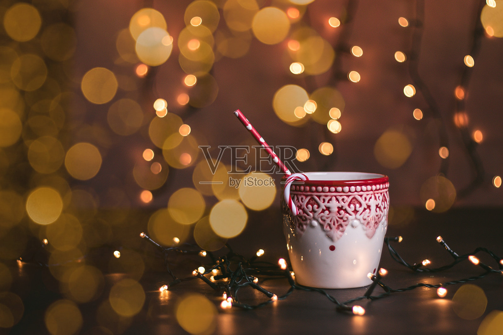 有散景灯的圣诞杯照片摄影图片