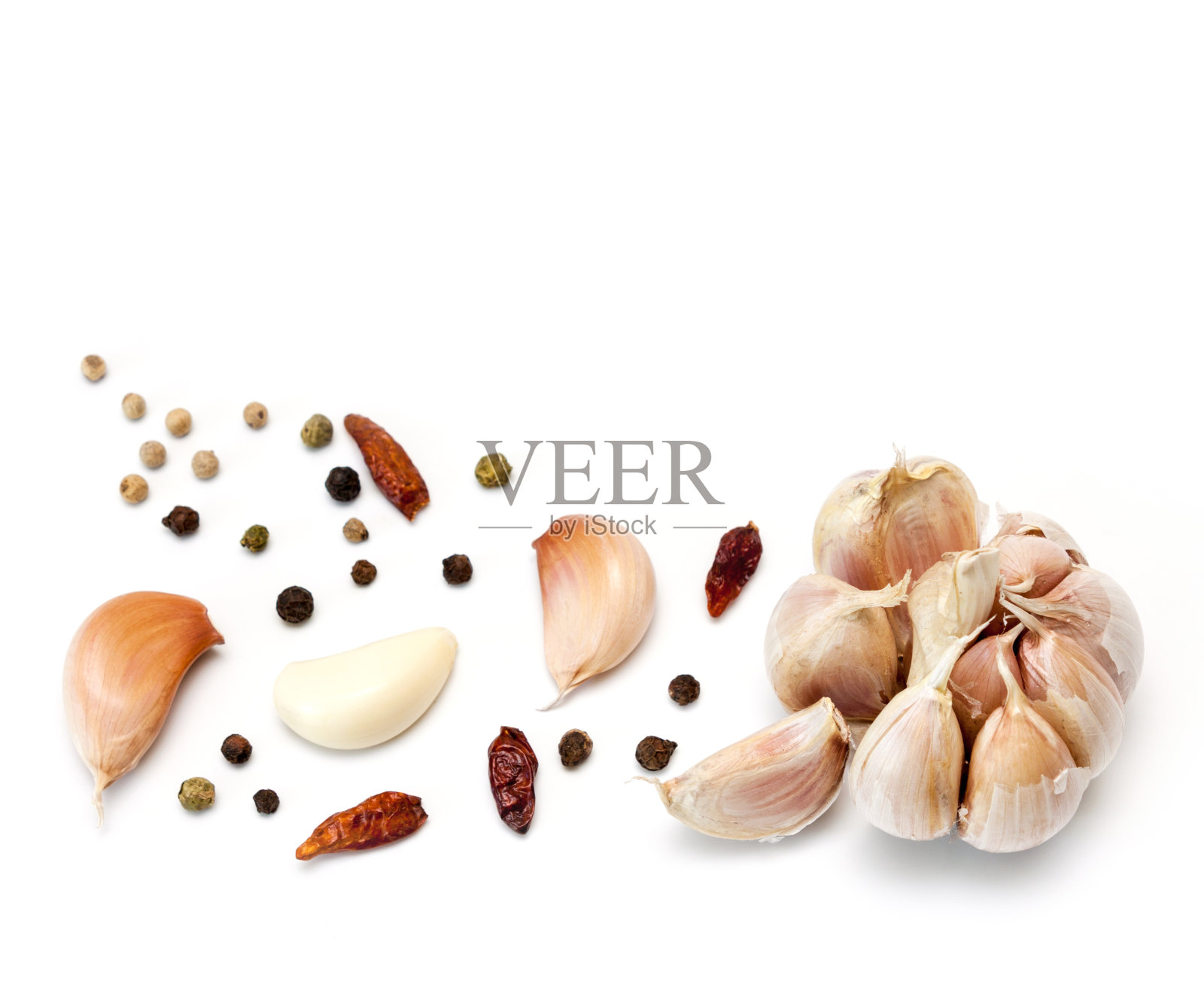 生蒜段和香料。照片摄影图片