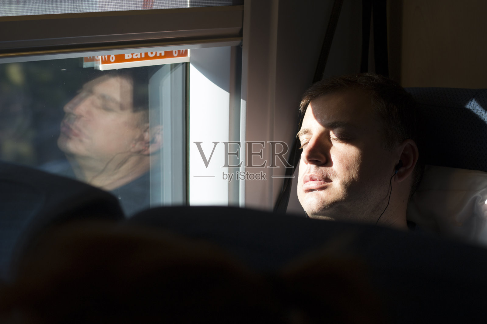 疲惫的人在火车上睡着了照片摄影图片