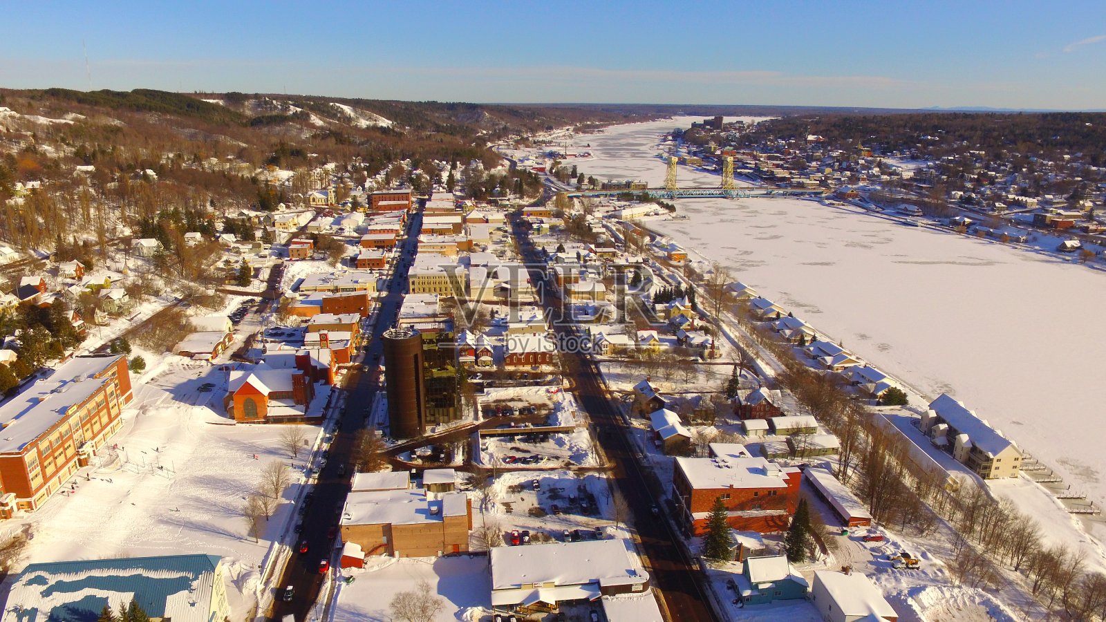 汉考克市中心，波蒂奇湖升降桥为背景照片摄影图片