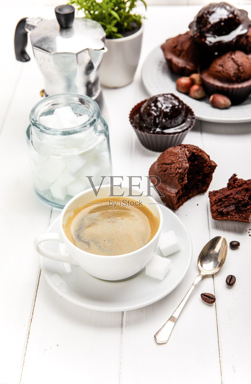 黏土杯咖啡和巧克力松饼照片摄影图片