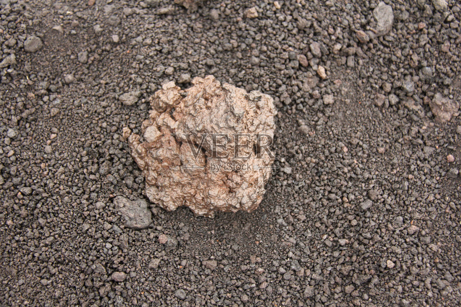 埃特纳火山。埃特纳火山口。黑色火山土，火山熔岩和石头。埃特纳火山上的浓雾。文本。西西里岛，意大利照片摄影图片