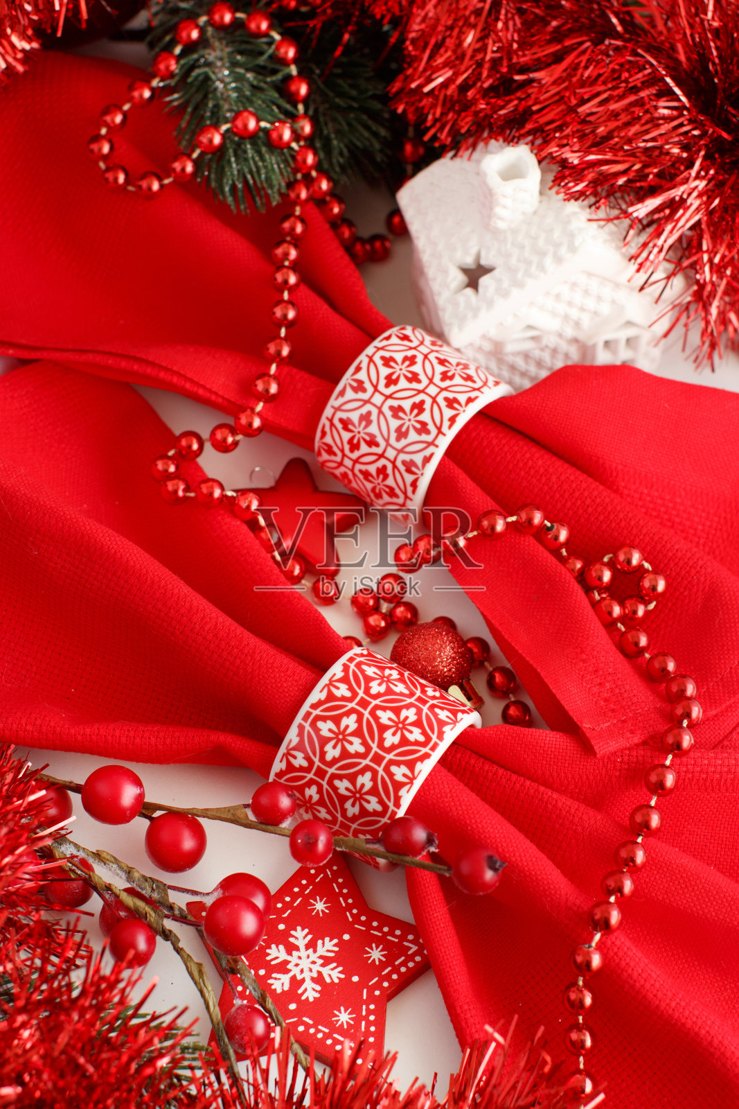 红色和白色圣诞餐桌设置照片摄影图片