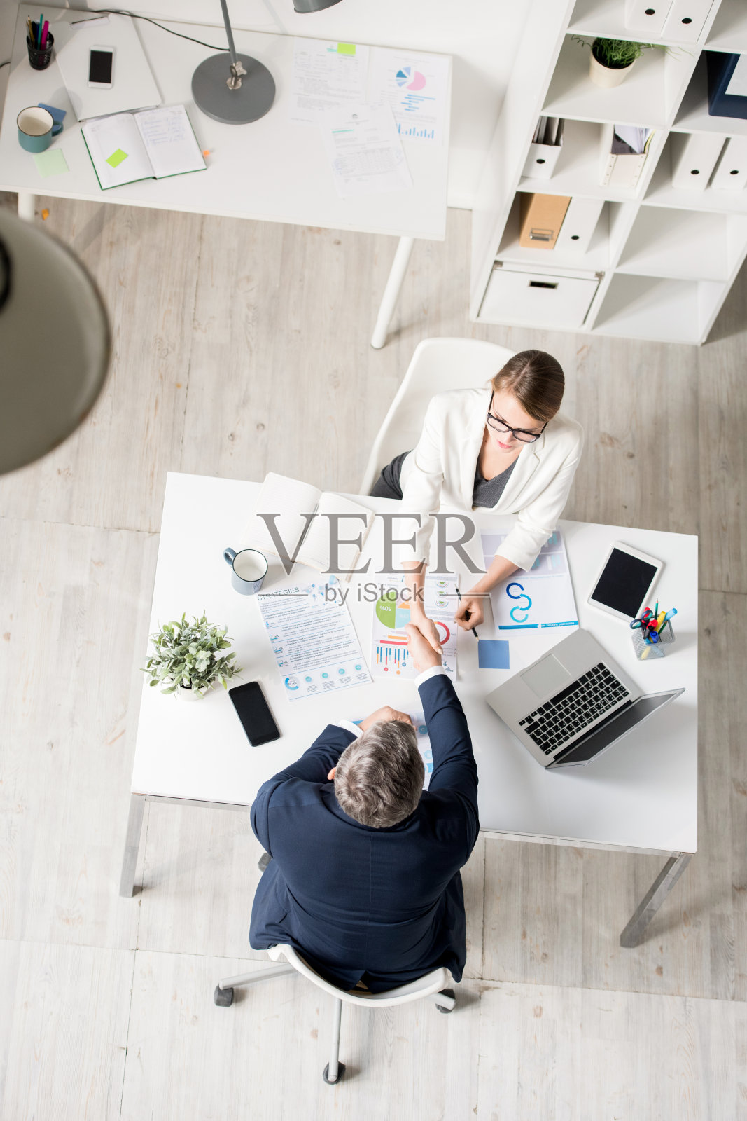 商人与审计专家达成协议照片摄影图片